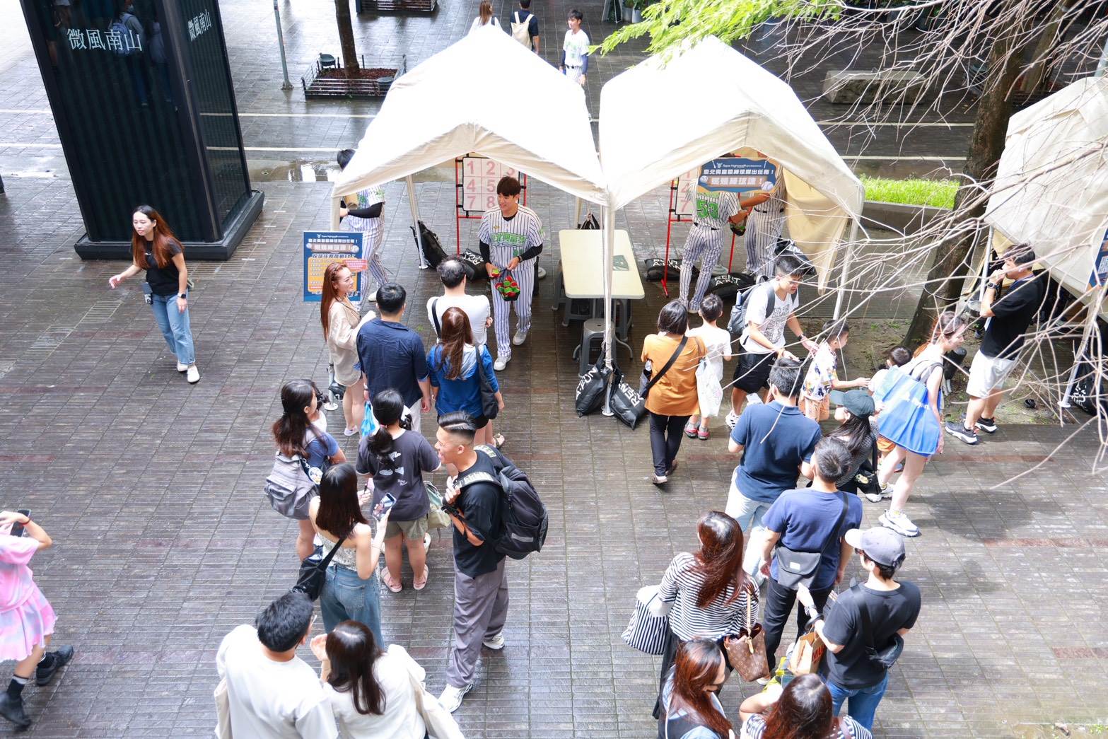 臺北興富發棒球隊首次結合體育與<a href='/search/tags/文創/' target='_blank'>文創</a>，希望打破運動場上的距離感，讓更多市民朋友親身體驗棒球的魅力。（圖／臺北市政府體育局提供）