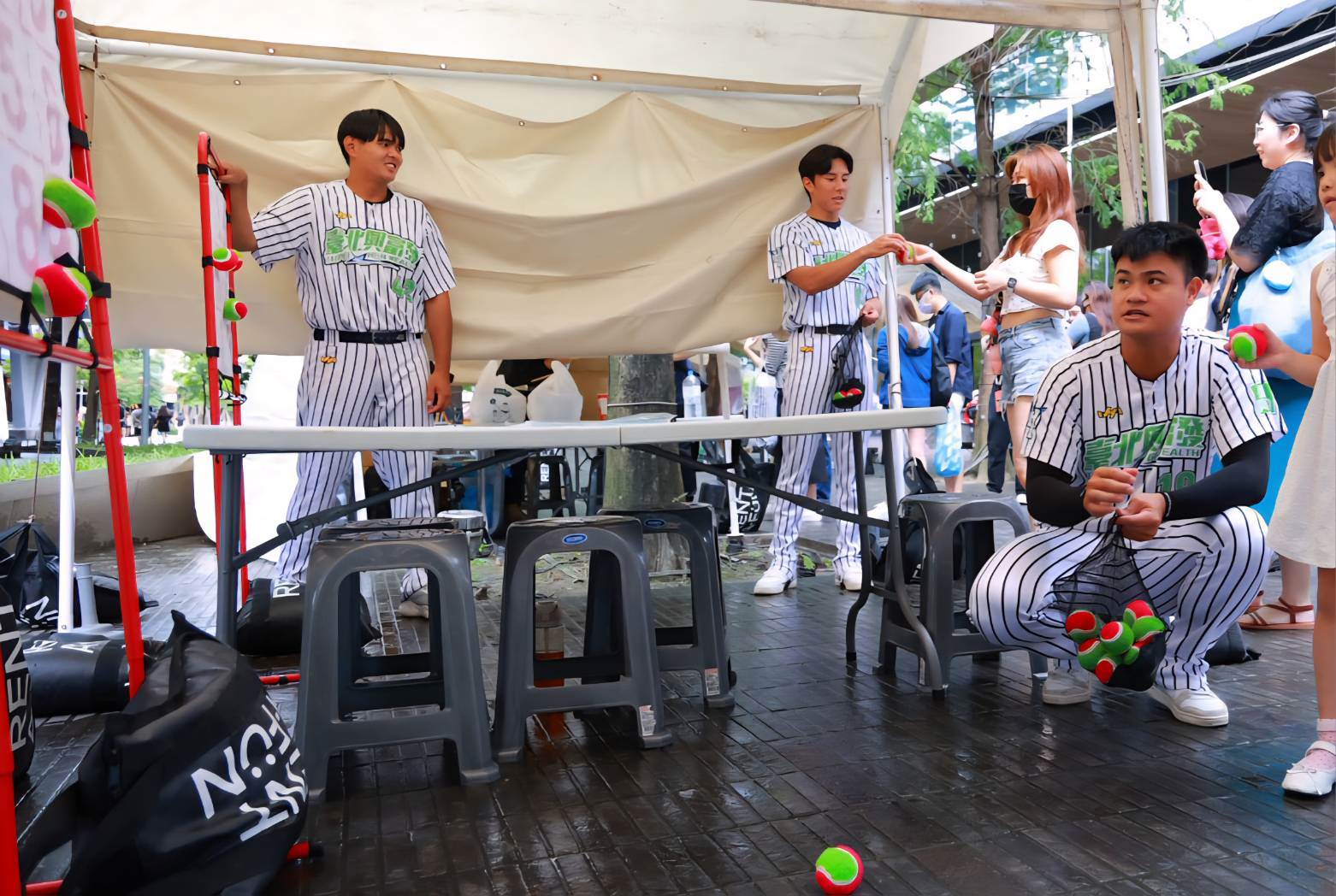 臺北興富發棒球隊球員親自帶領市民朋友進行棒球趣味挑戰。（圖／臺北市政府體育局提供）