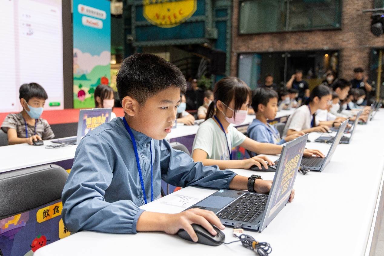 來自全台進入總決賽的20名選手，聚精會神解題，爭奪王者寶座。（圖／業者提供）