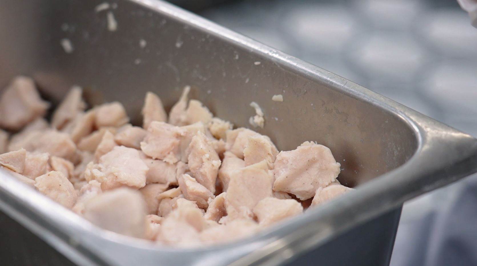 雞胸肉經過醃漬處理以高溫高壓熟成，鎖住美味。