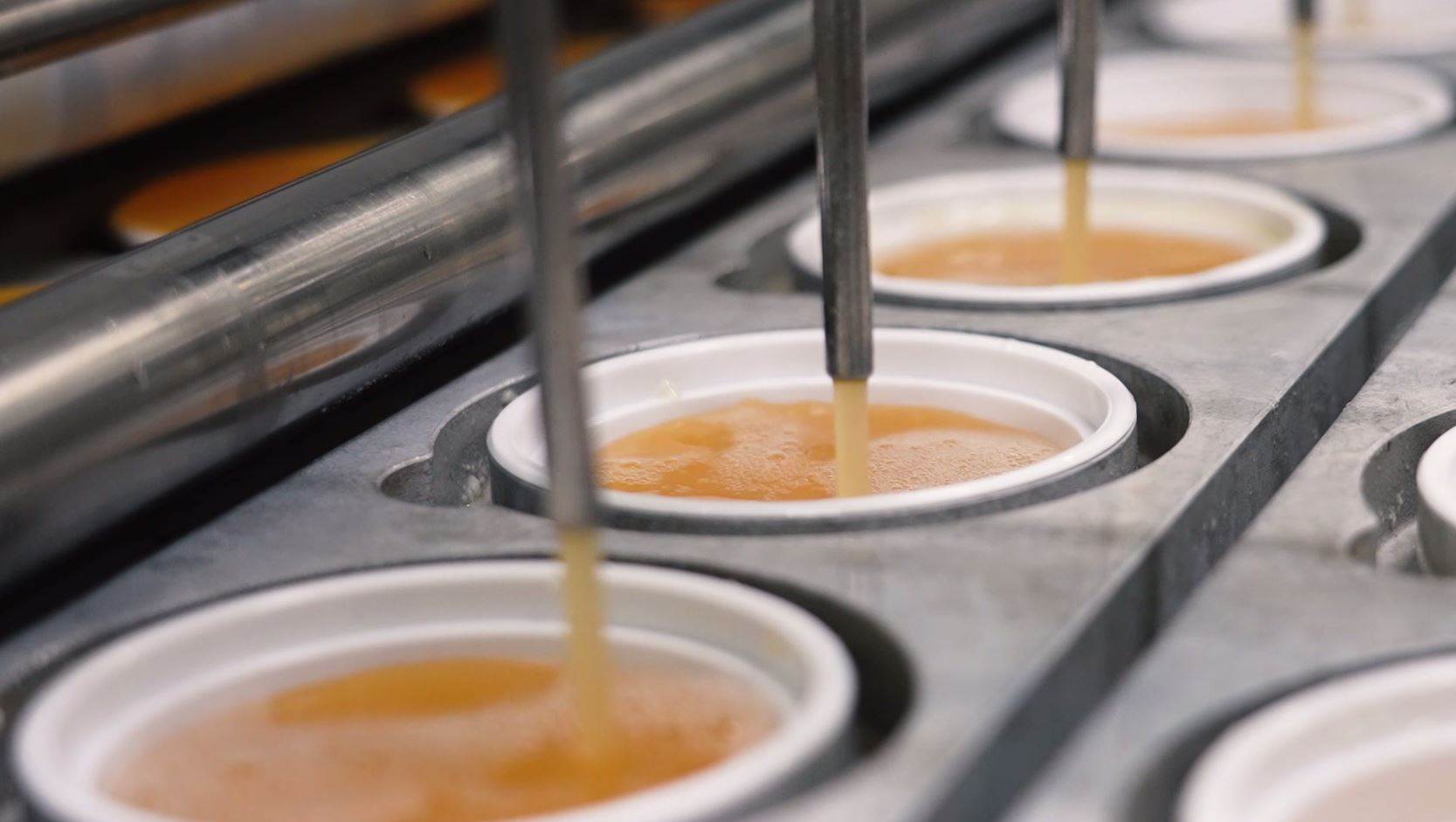 ▲選用通過CAS的蛋液，進行配料充填。