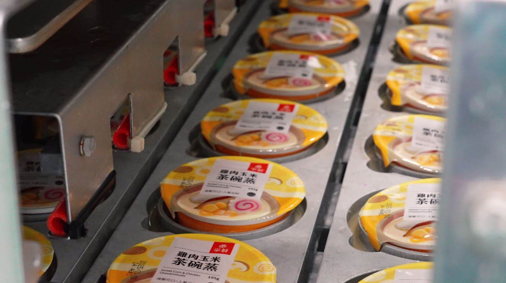 ▲最後須經過封膜、殺菌、冷卻及包裝。