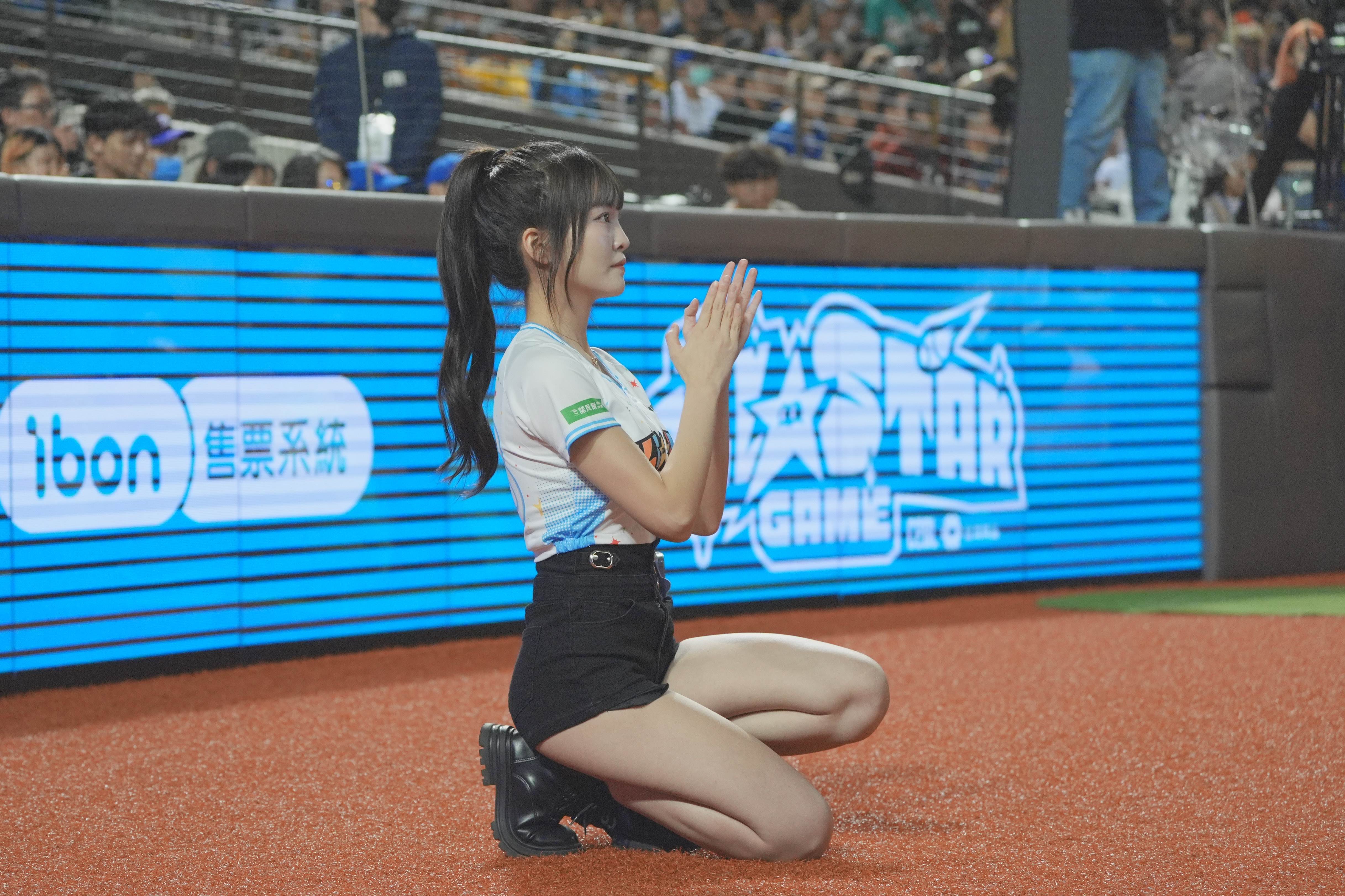 明星賽舞蹈總監大頭緊盯女孩們的表演