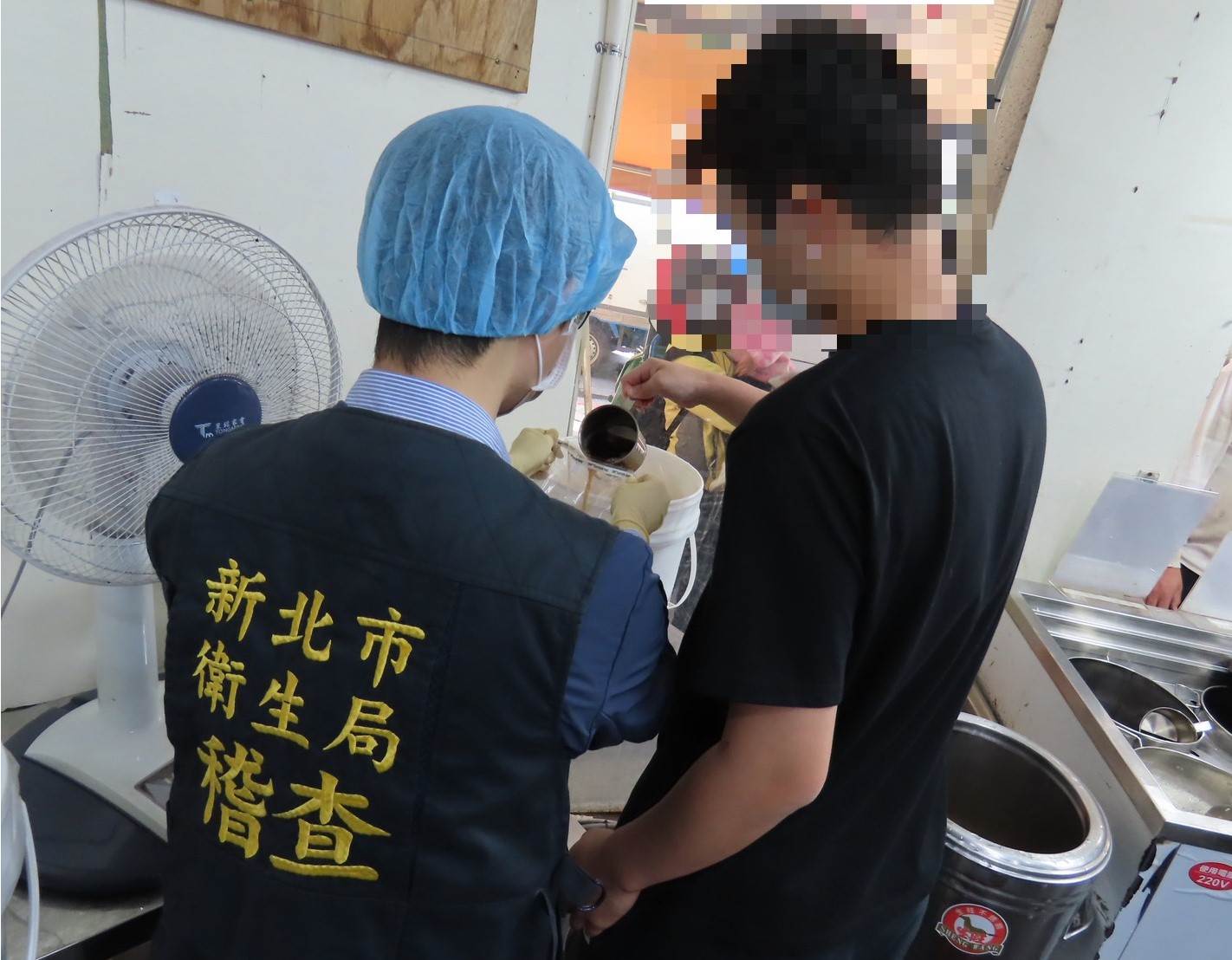 圖一、新北市政府衛生局至飲料店抽驗即時調製飲料