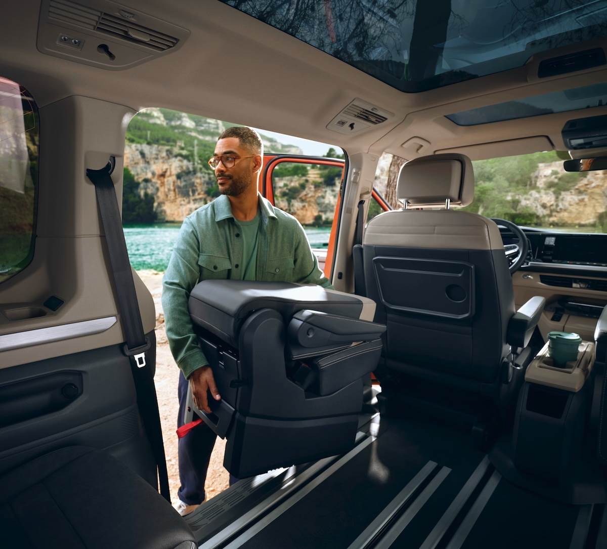 內部寬敞的大空間同時具備高度變化的彈性機能,憑藉第二、三排採用巧妙的7人獨立座椅配置,同時設有人性化儲物/置物空間。(圖/台灣福斯商旅提供)