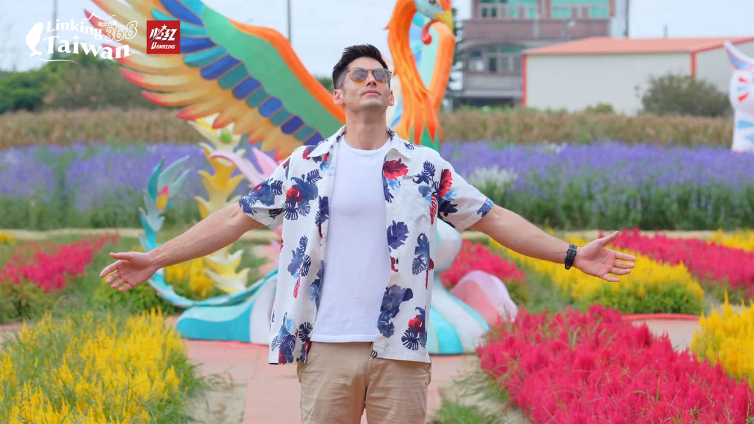 蜀葵花期雖長，卻不是一次就開滿全株，而是從下而上順序開放，花開最盛時，整個將近兩公尺的花莖上幾乎開滿了花，於是為它博得「一丈紅」之名。（圖／《恁去台灣》提供）