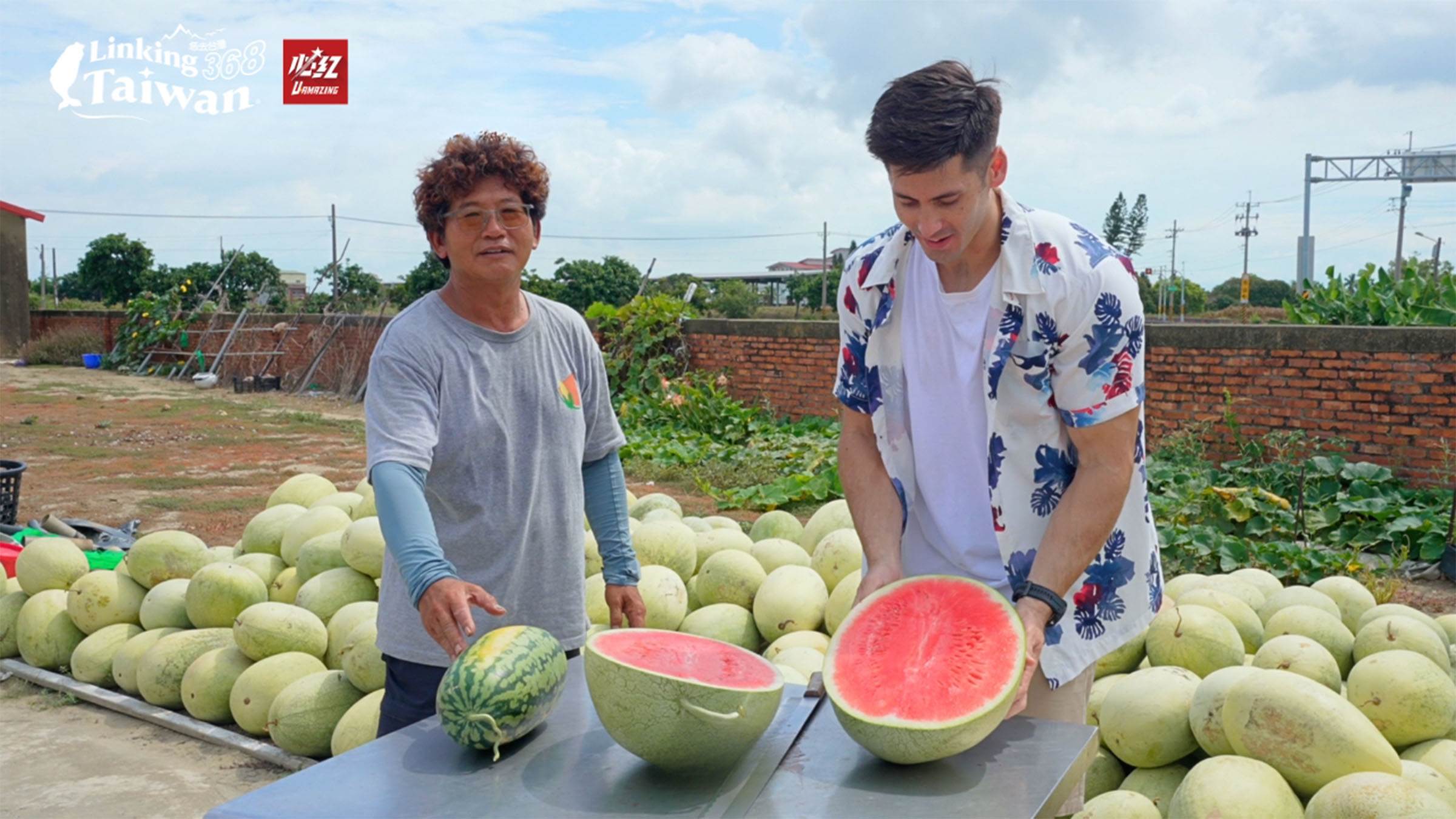 郭大哥的經驗談分享著，西瓜如果一靠近就聞到香味，那甜度肯定不錯！（圖／《恁去台灣》提供）
