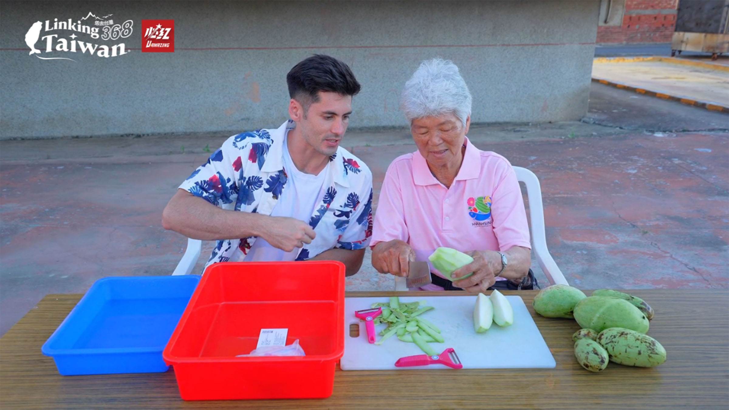 利用瓜農疏果時淘汰的小果，或是西瓜皮來製作，削去最外層青色表皮後，用鹽醃漬剩餘的白肉部分。（圖／《恁去台灣》提供）