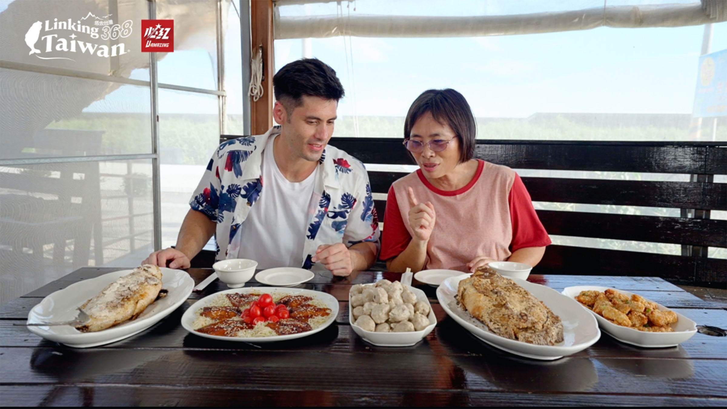 親手做完鯛魚丸後，亮嫂還熱情端出一大桌好菜，讓人大飽口福！（圖／《恁去台灣》提供）