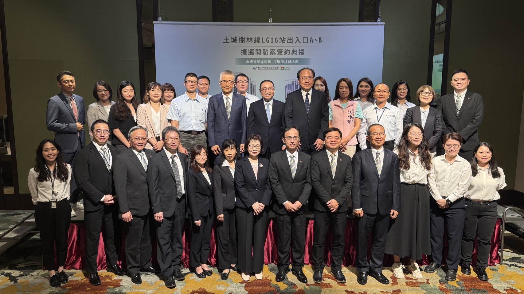 新北捷運與信義團隊大合影。（圖／新北市政府捷運工程局提供）