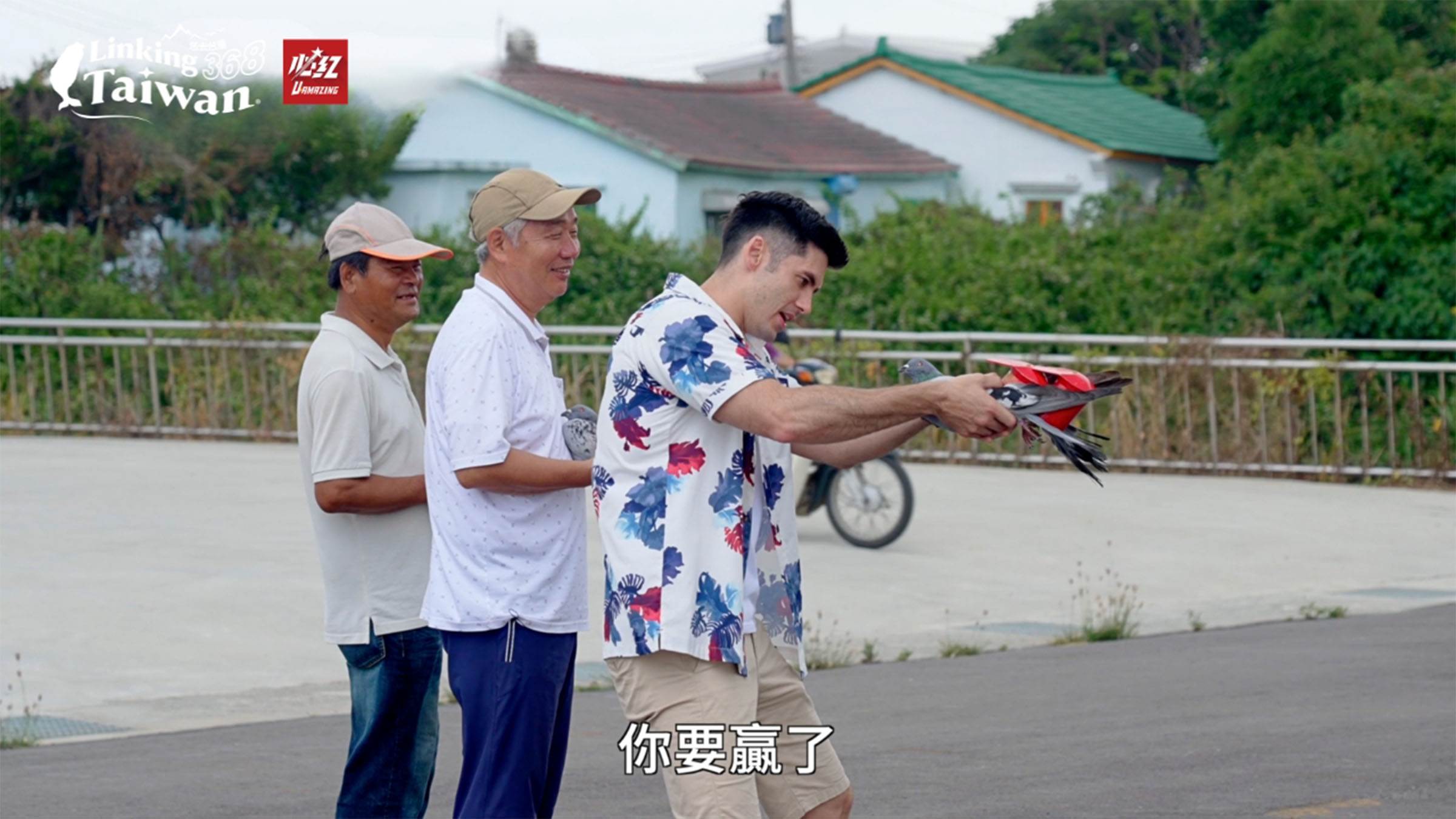 放飛前一刻，肯納雙手輕捧著鴿子，滿臉興奮地對牠喊話。（圖／《恁去台灣》提供）