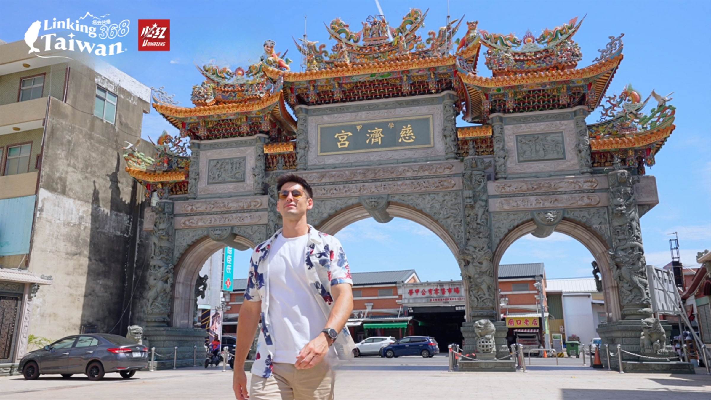 早在1860年（清咸豐10年）慈濟宮丹青剝落、廟貌老舊，地方仕紳發起募捐，大興土木，準備翻修慈濟宮，並禮聘交趾燒大師葉王為廟內壁堵、東西側外牆水車堵及廟頂正脊、垂脊、牌頭等部進行裝修。 （圖／《恁去台灣》提供）