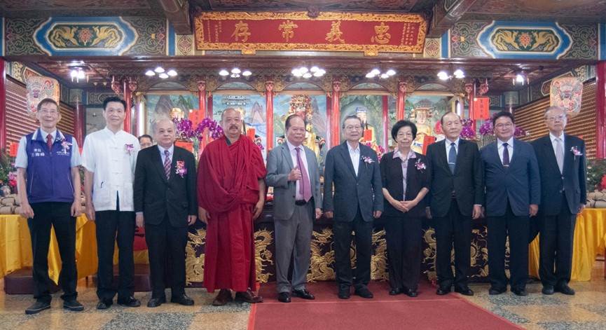 全球星桂冠獎創辦人林暉博士（左六）與八卦山關帝會主委張世良等人合影。（圖／業者提供）