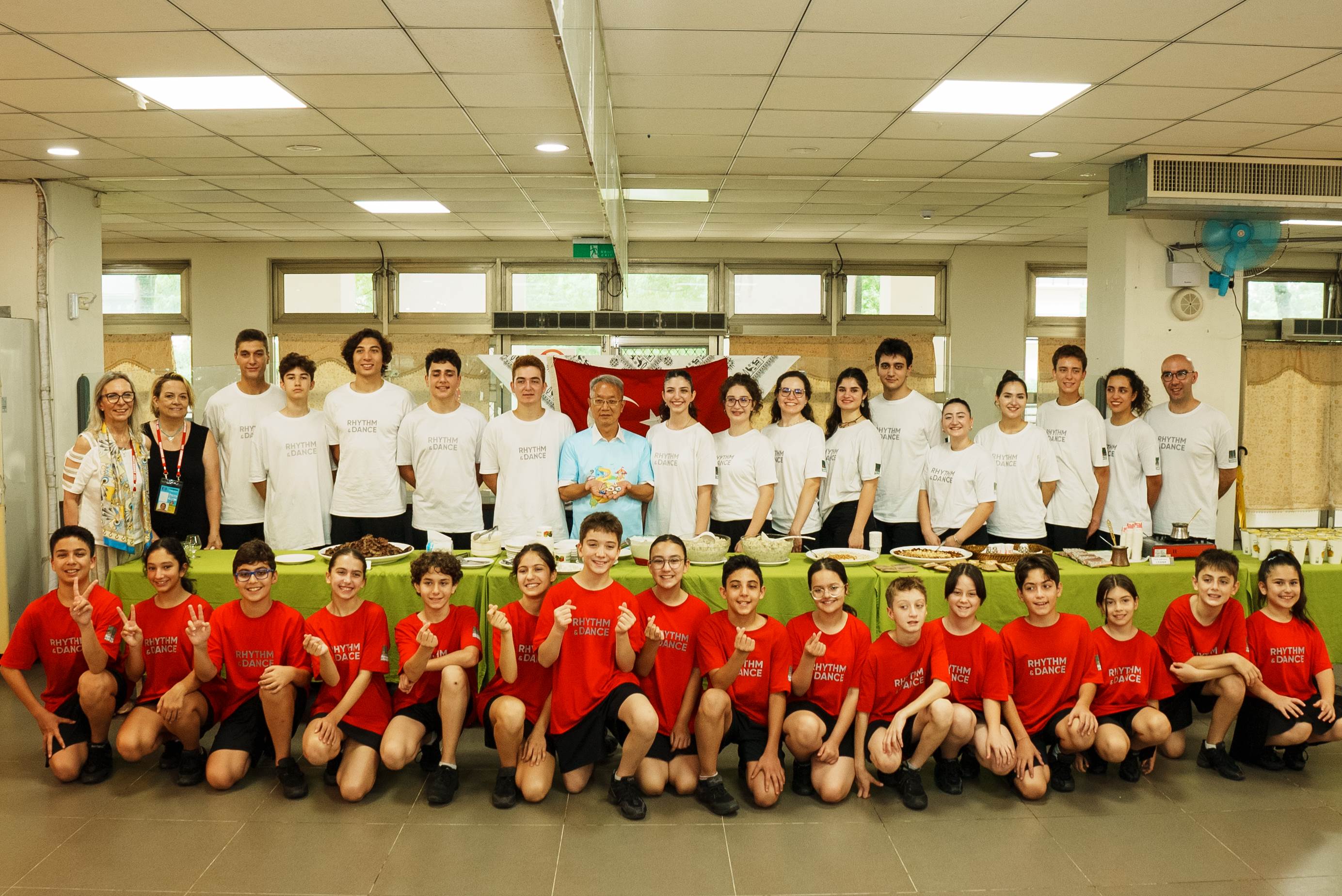 宜蘭縣代理縣長林茂盛與來自土耳其的「旋律舞蹈兒童青年藝術中心」大合照。