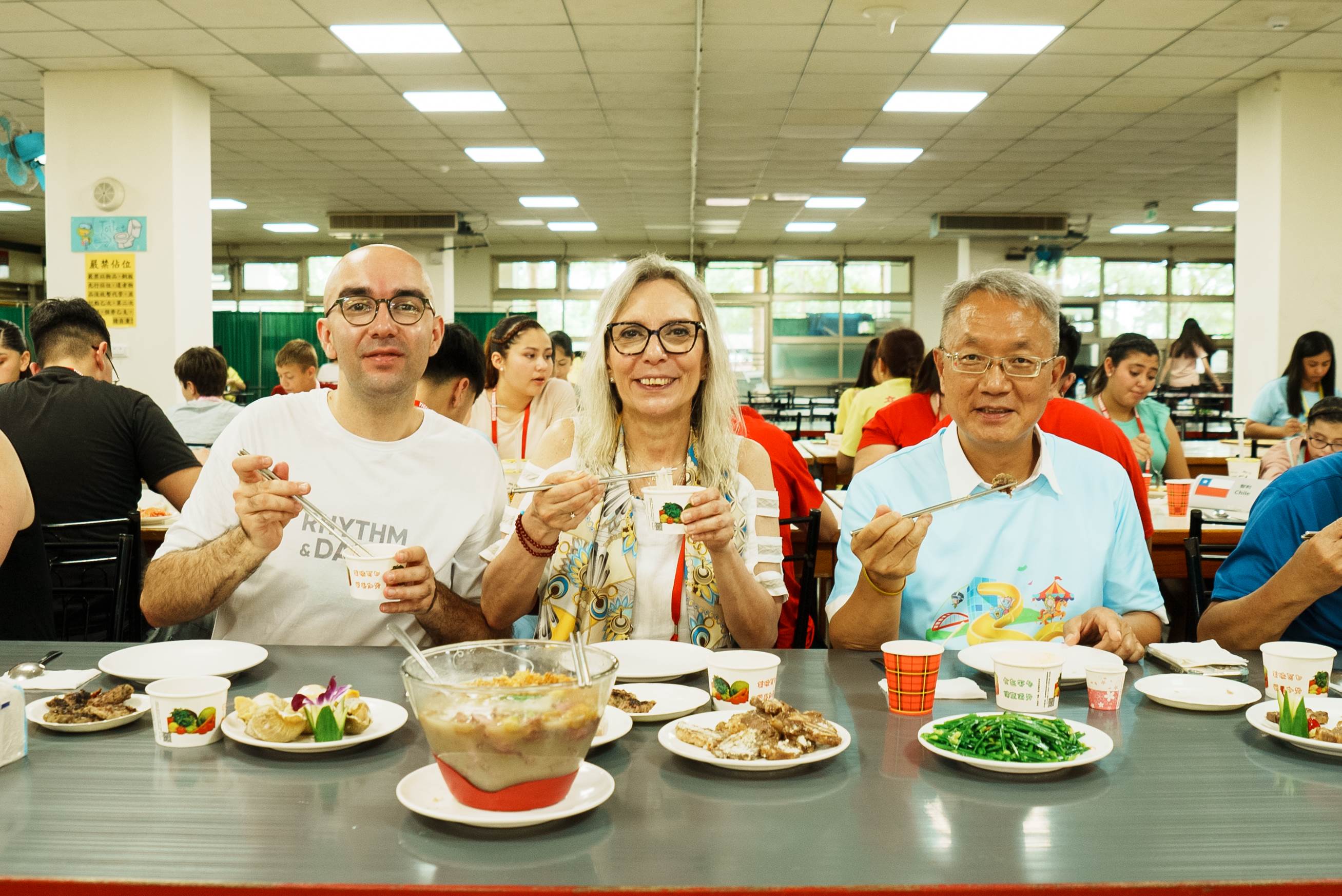  宜蘭縣代理縣長林茂盛與來自土耳其的「旋律舞蹈兒童青年藝術中心」大合照。