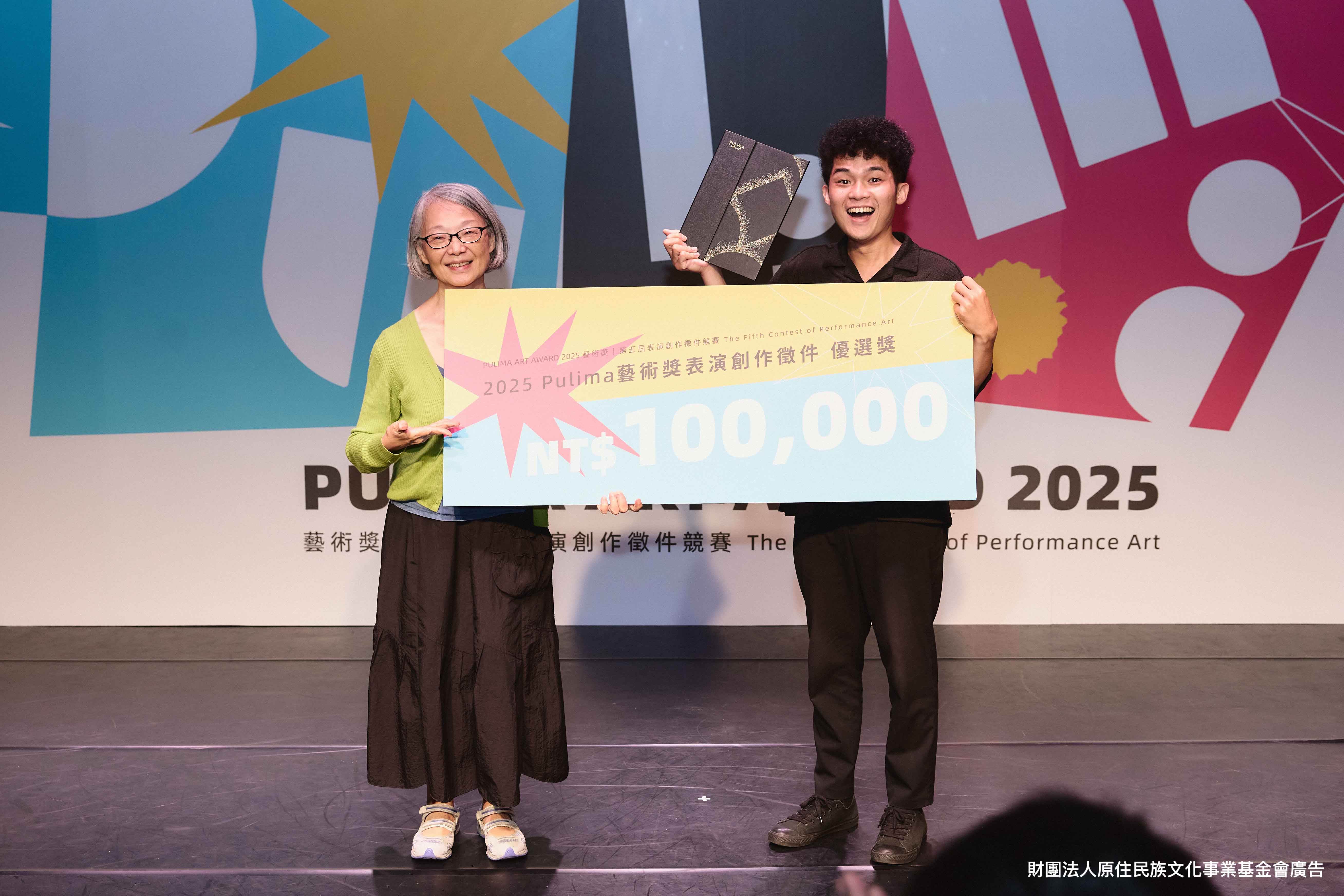 得獎創作者徐智文《本來無一物,輪「胎」》(右)評審委員張懿文(左)。(圖/原文會提供)