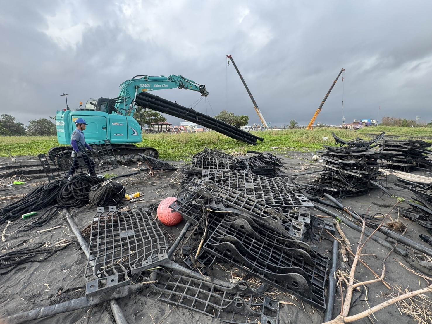 颱風過後,從屏東到高雄海岸散落大片的海上光電浮台載具。屏東縣政府
