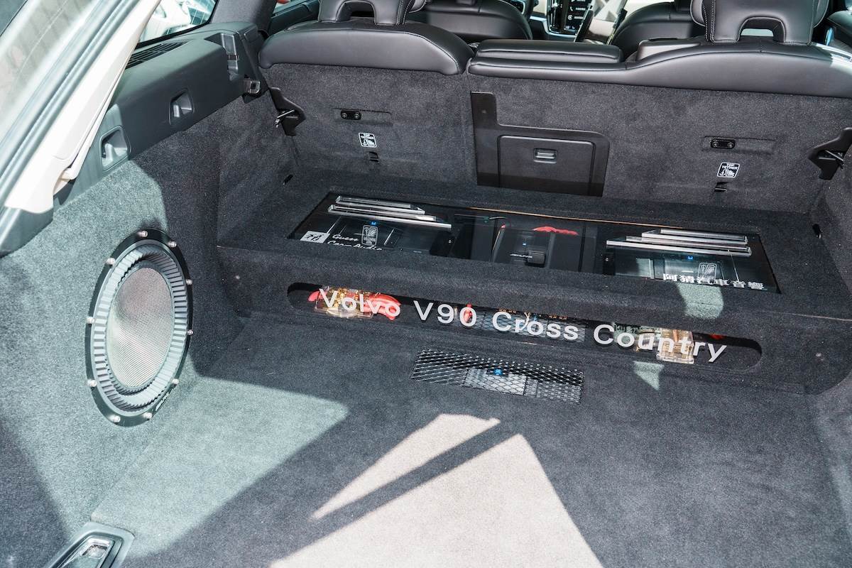 去年參展的Volvo V90 Cross Country，與去年採用「OEM改法」不同，改變揚聲器的擺放位置，增加A柱上的中高音單體，並加入四聲道擴大機以及11吋超低音。（圖／林昱丞攝影）