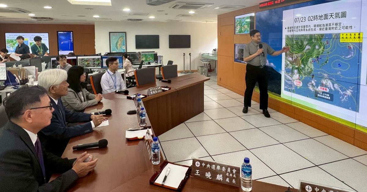 中選會主委李進勇拜會中央氣象署聽取簡報。（圖／中選會）