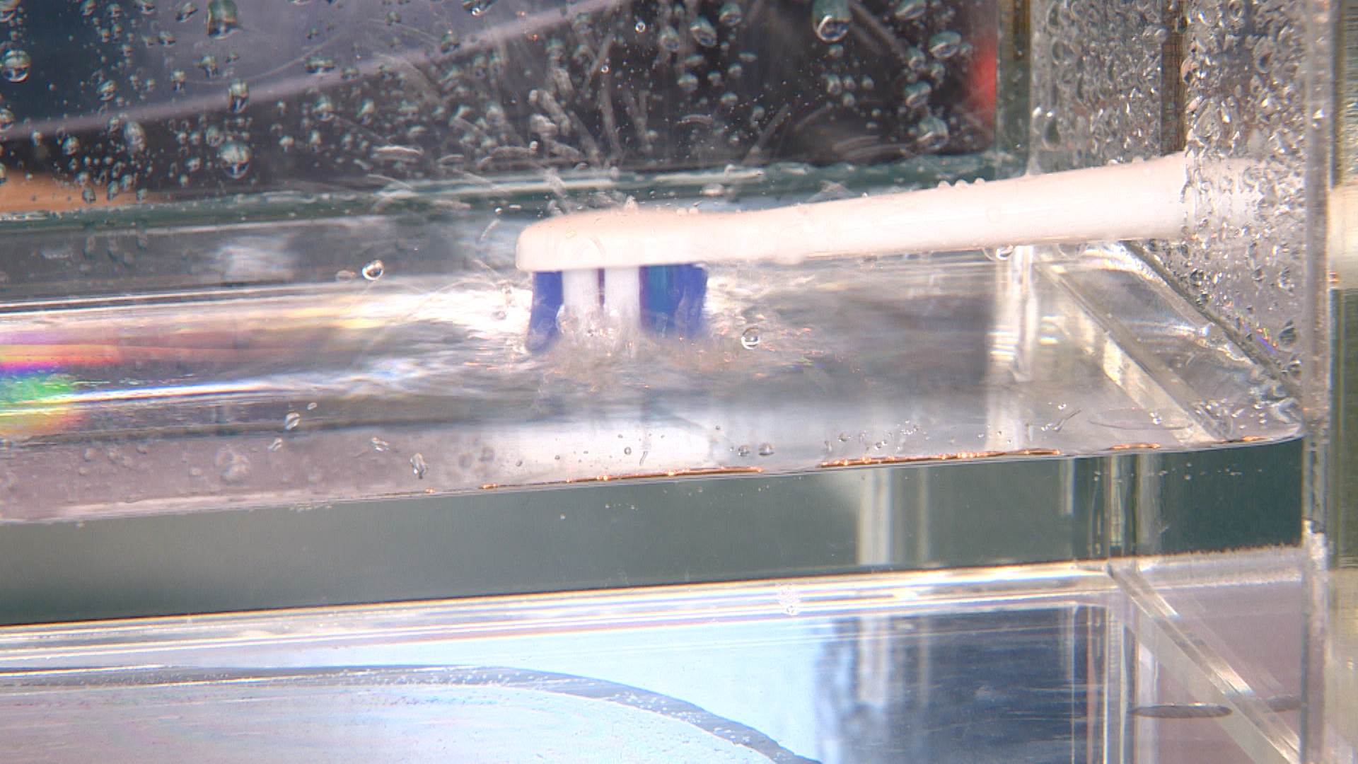 sonicare是一個音波流體潔牙科技,結合這次獨特發明的一個棉花糖的刷頭,刷毛更細更柔軟可以在深入清潔的過程裡面,能夠去保護牙齒跟牙齦。