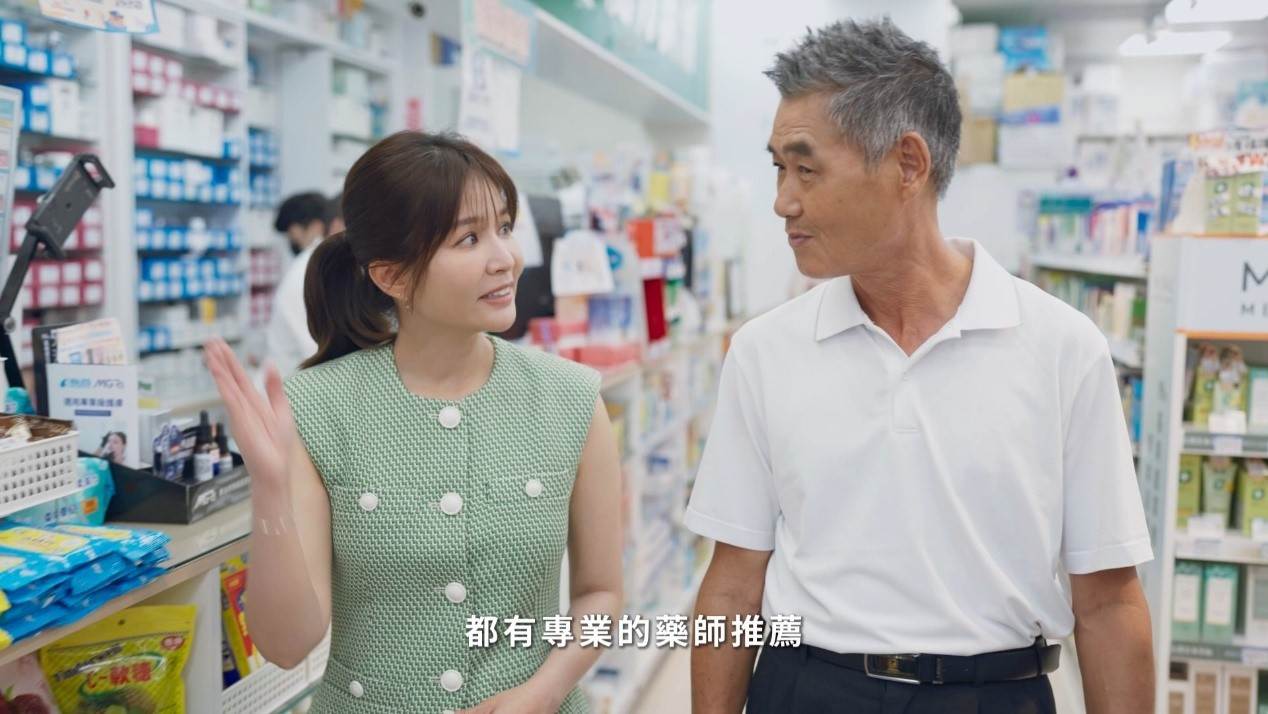 吳怡霈親自陪同牛排爸走進巷口藥局,示範如何透過營養補充與保健對策。(圖/東森新聞)