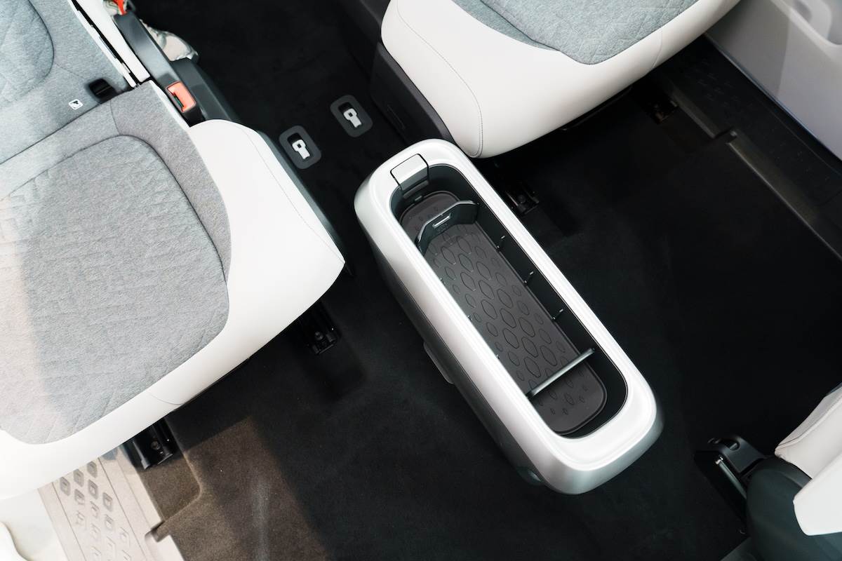 多出來的中央走道，還可以擺放「ID. Buzz Box多功能中央置物盒」，增添置物空間的靈活性。（圖／林昱丞攝影）