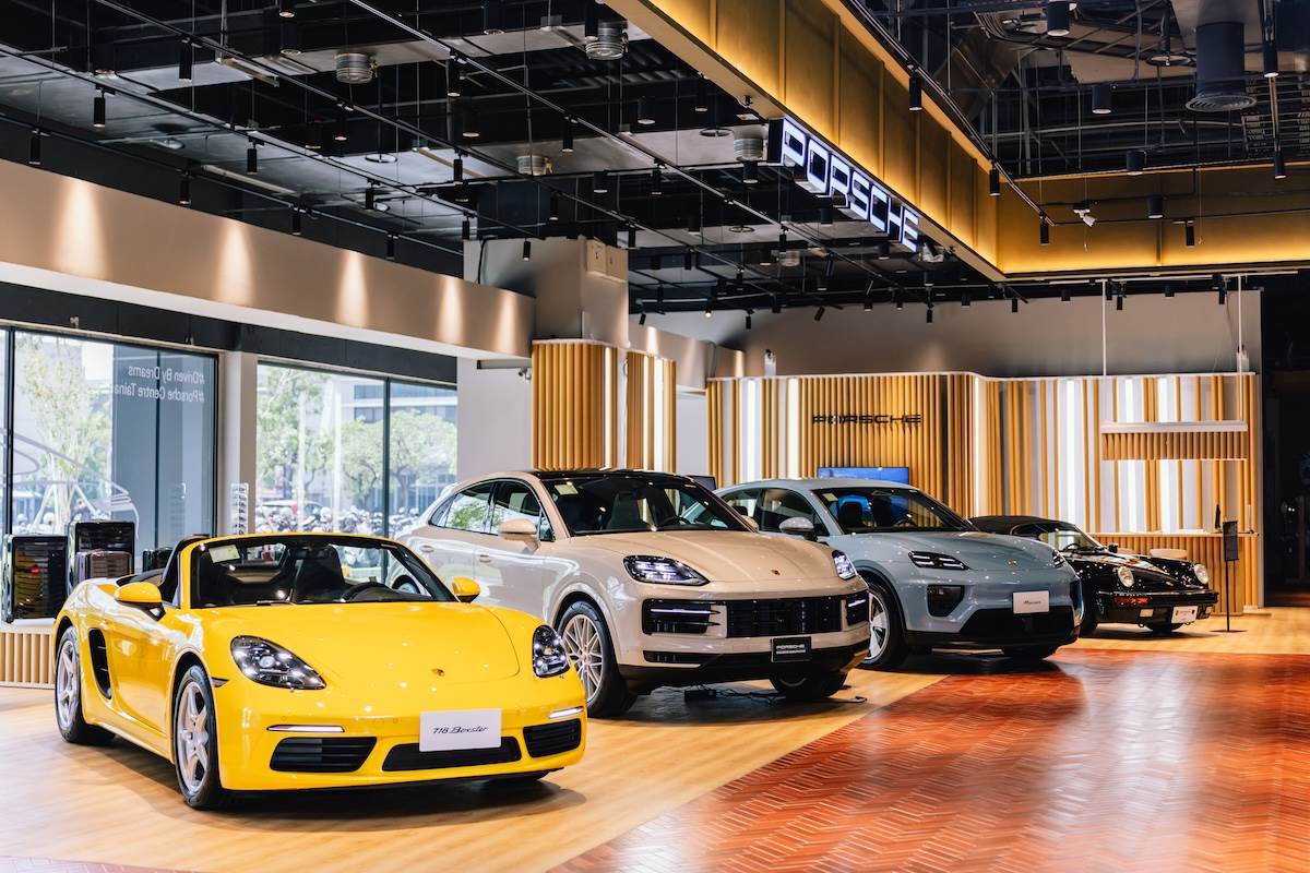 除了有展示當代的車款外，還展示一輛G Model Speedster（右）。（圖／Porsche提供）