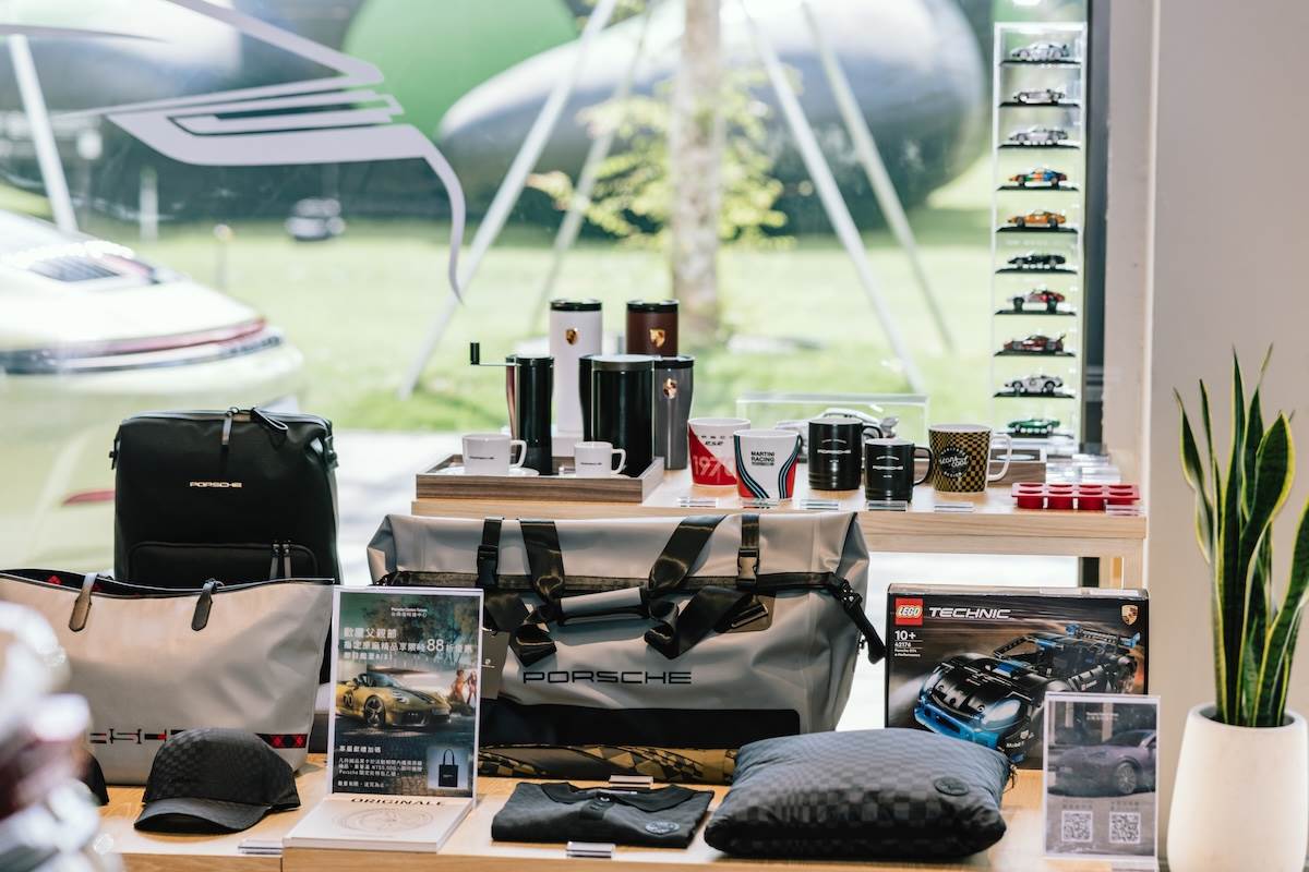 店內設有Porsche Lifestyle Collection生活精品區，提供品牌代表性能與賽車運動特色的服飾與配件。（圖／Porsche提供）