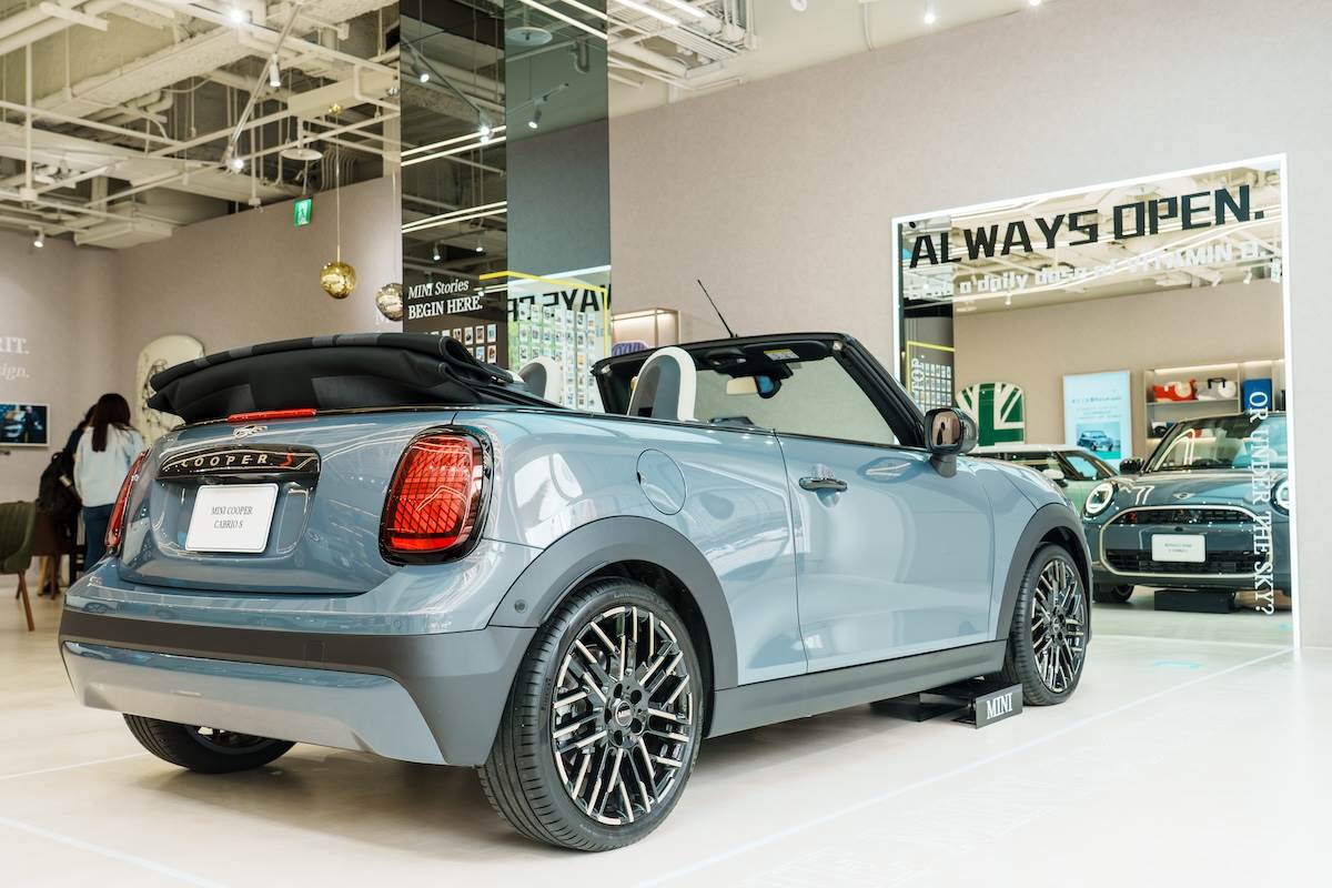 隨時自在開篷與天空零距離的MINI Cooper Cabrio敞篷車，讓駕馭過程充滿樂趣、自由與從容。（圖／林昱丞攝影）