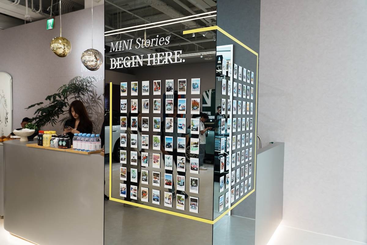 空間中央鏡面柱體則以百餘張MINI車主與愛車的合照拼貼而成，具體呈現品牌與社群間真摯且鮮活的情感連結。（圖／林昱丞攝影）