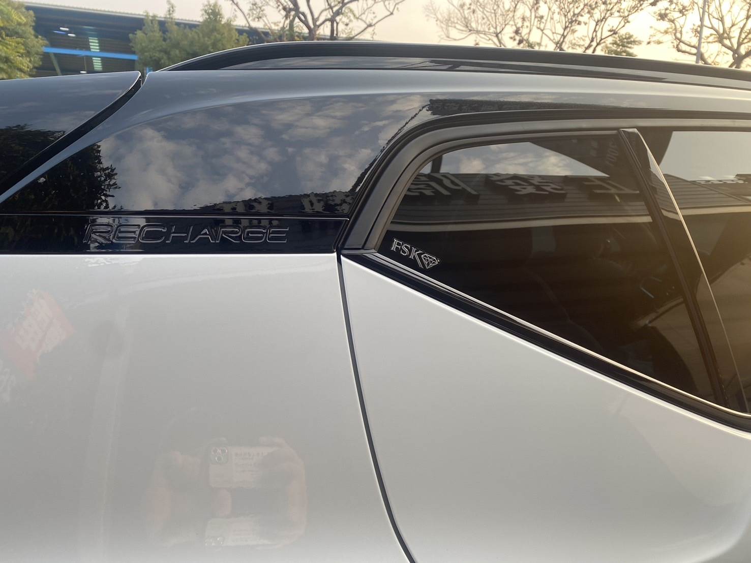 冰鑽隔熱紙可減低冷氣負荷、提升油耗表現,是夏季行駛安全與節能的雙贏選擇。(圖/業者提供)