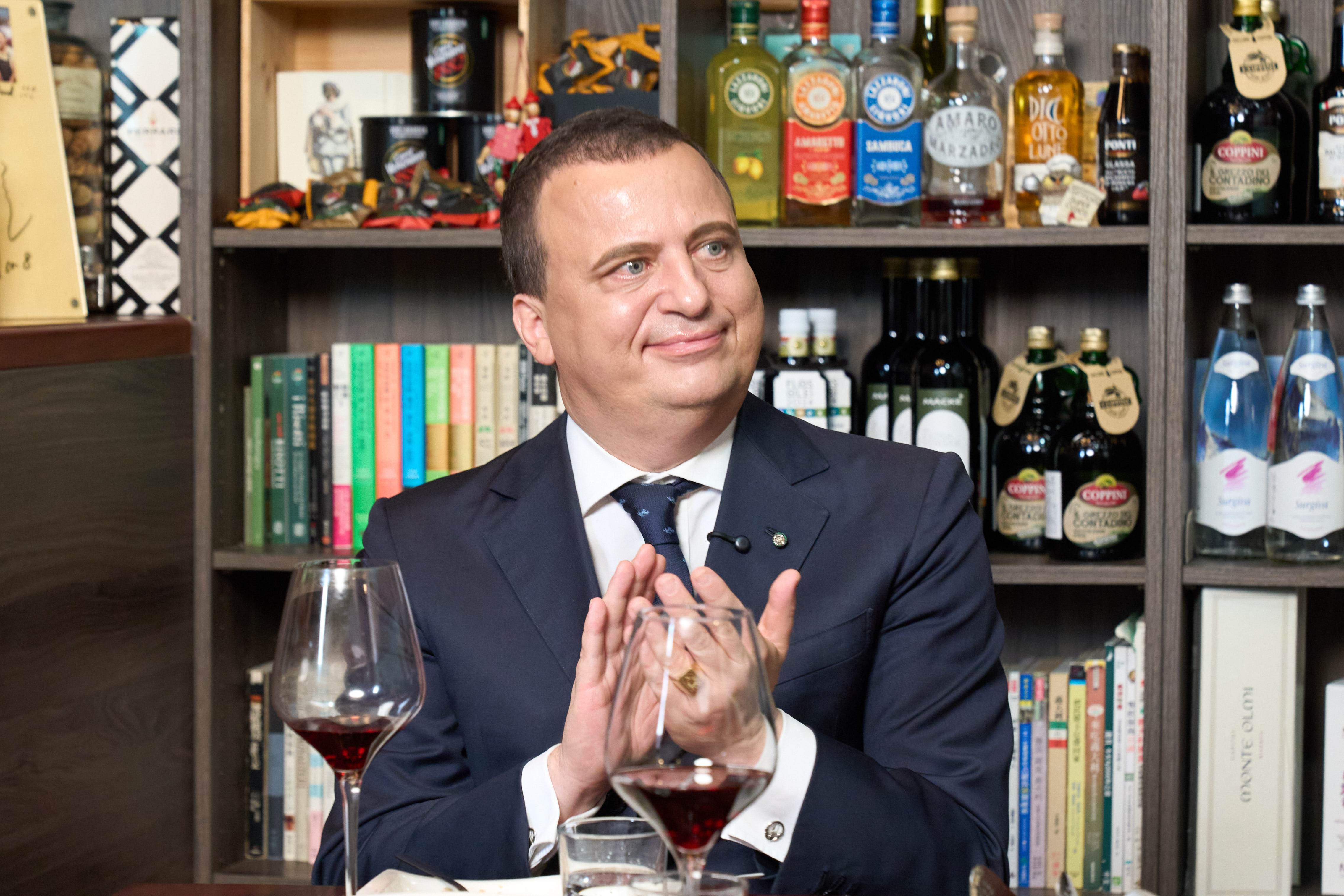 市長盧秀燕特別邀請義大利經濟貿易文化推廣辦事處代表龍博文參與形象影片拍攝。（圖／<a href='/search/tags/台中市政府/' target='_blank'>台中市政府</a>提供）