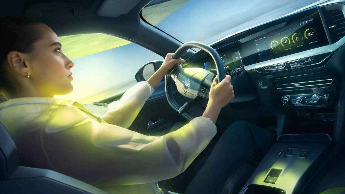 車內以性能化為導向，麂皮材質、扁平方向盤、鋁合金踏板都加強了車輛的運動氣息。（圖／Opel提供）