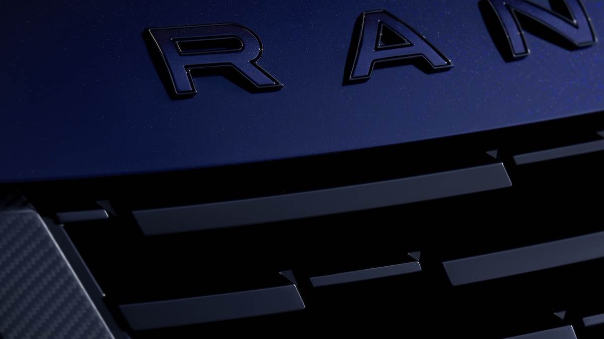 深靛藍光澤車身呈現深邃卻不失璀璨的優雅色調。（圖／JLR Taiwan提供）