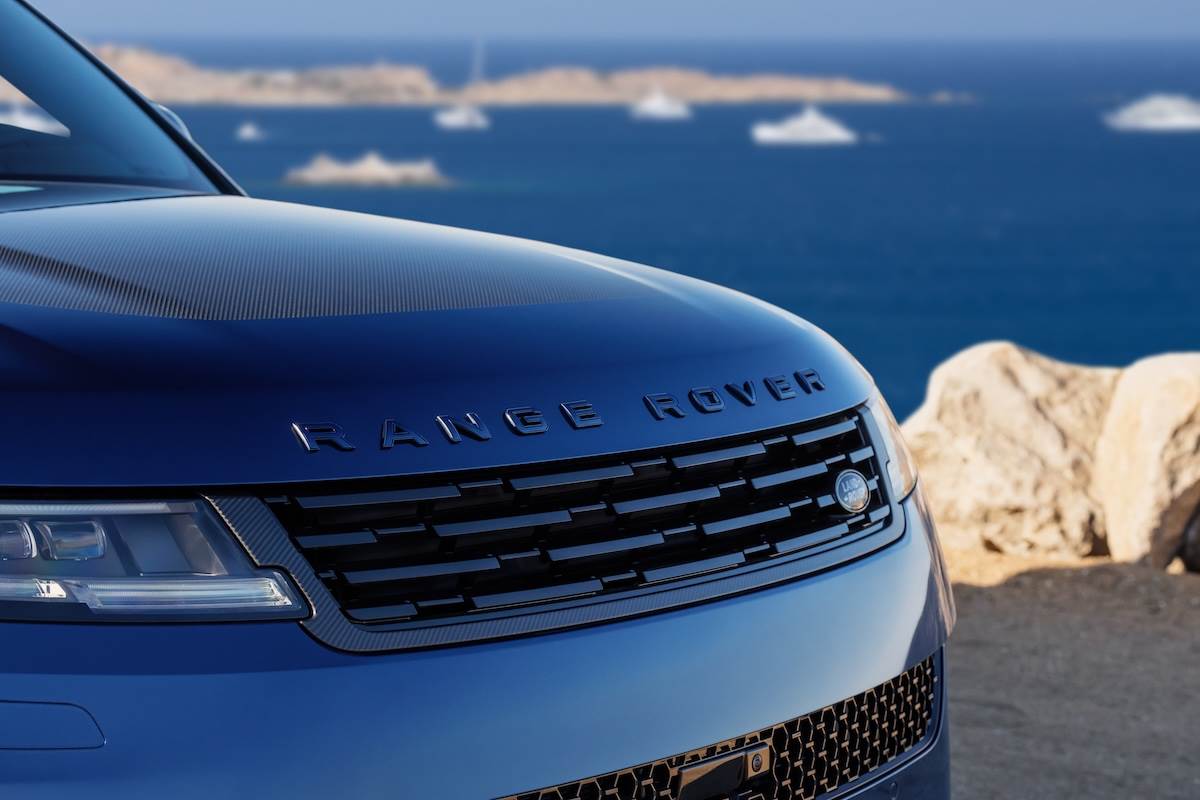 配備外露式碳纖維引擎蓋，搭配緞面斜紋碳纖維套件和黑色鍍鉻金屬文字廠徽，並選用靛藍光澤飾條妝點收尾。（圖／JLR Taiwan提供）