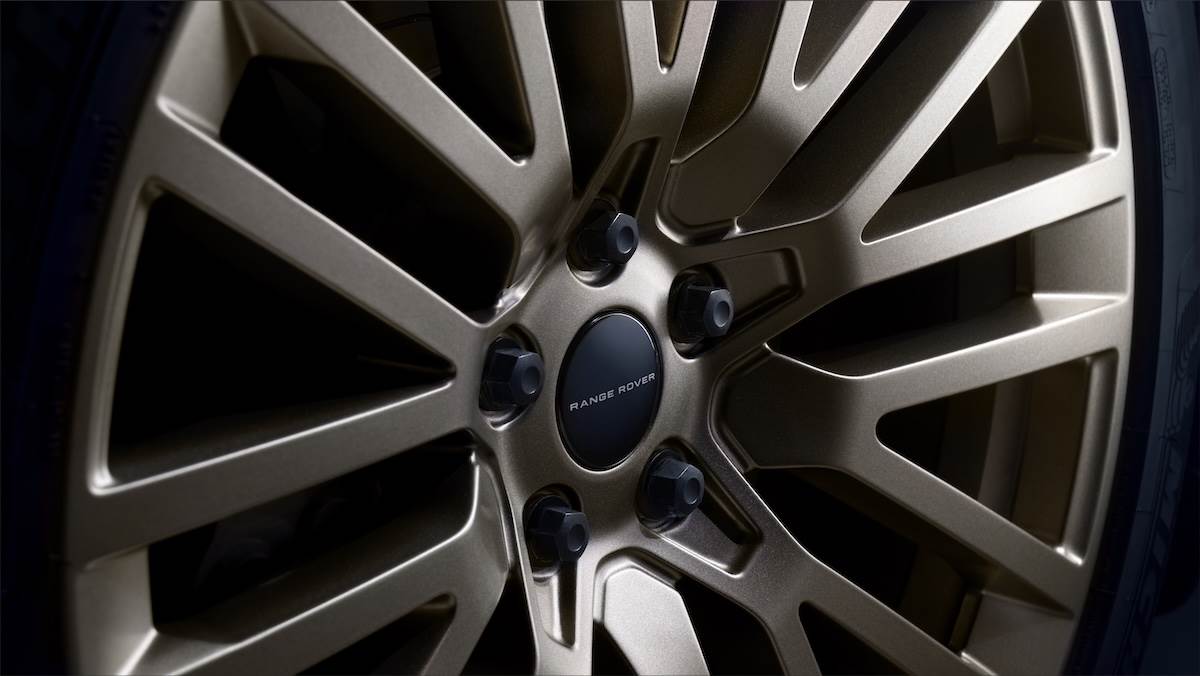 專屬23吋Thunderball輪圈採用香檳金色緞紋飾面。（圖／JLR Taiwan提供）