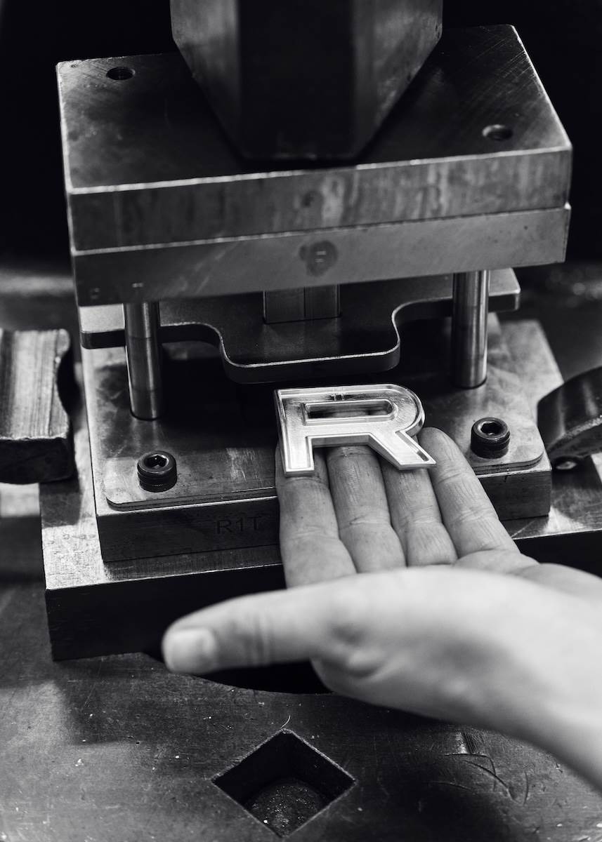 Range Rover Sport雙層式品牌字標提供八種全新組合，採用貴金屬與全新飾面打造而成，根據內、外層的不同，總共有22種組合。（圖／JLR Taiwan提供）