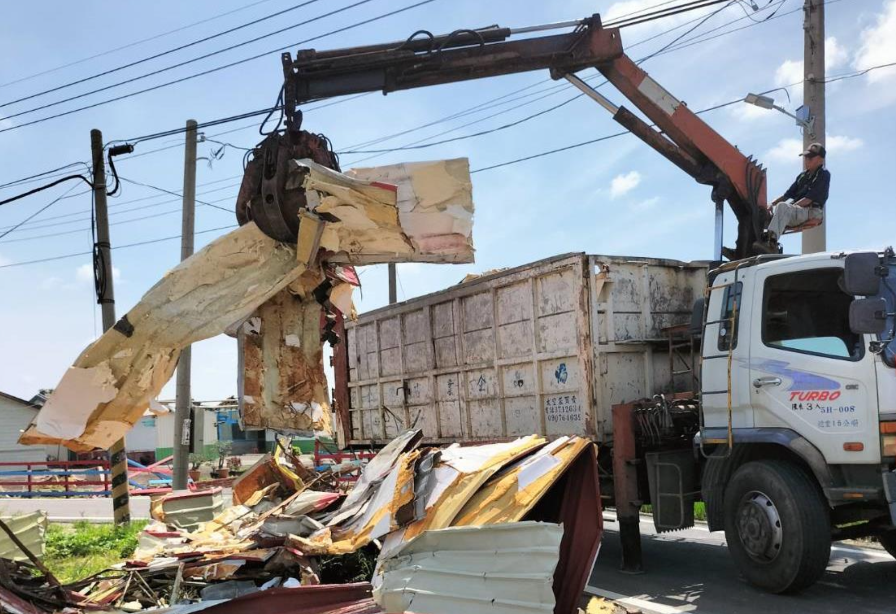 風災過後，台南環保局動員人力，已清理約1萬7千公噸災後垃圾。