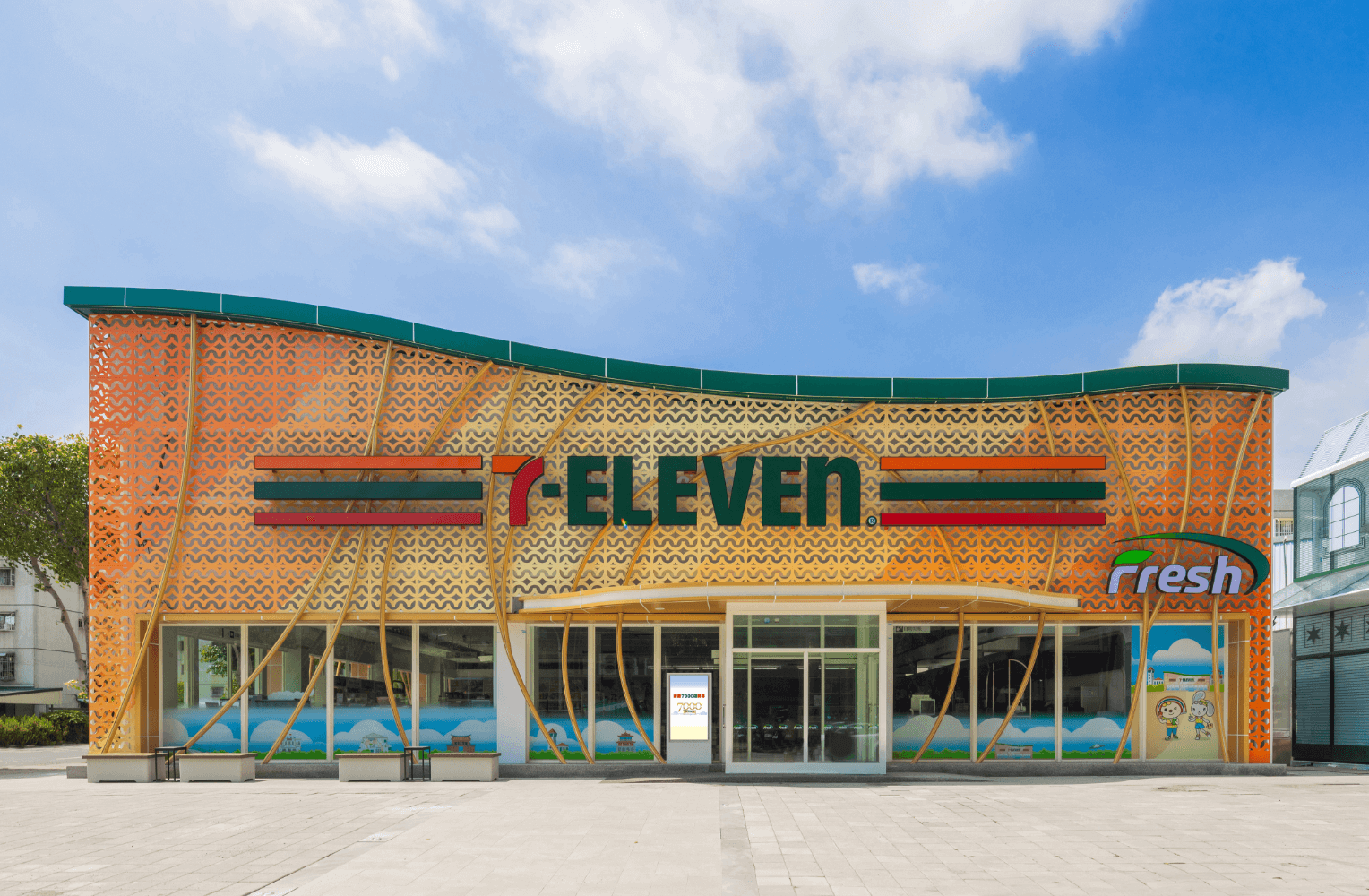 一名網友分享，自己去一間7-ELEVEN門市，沒想到裡面有整櫃的蔬菜、肉品。（圖／7-ELEVEN官網）