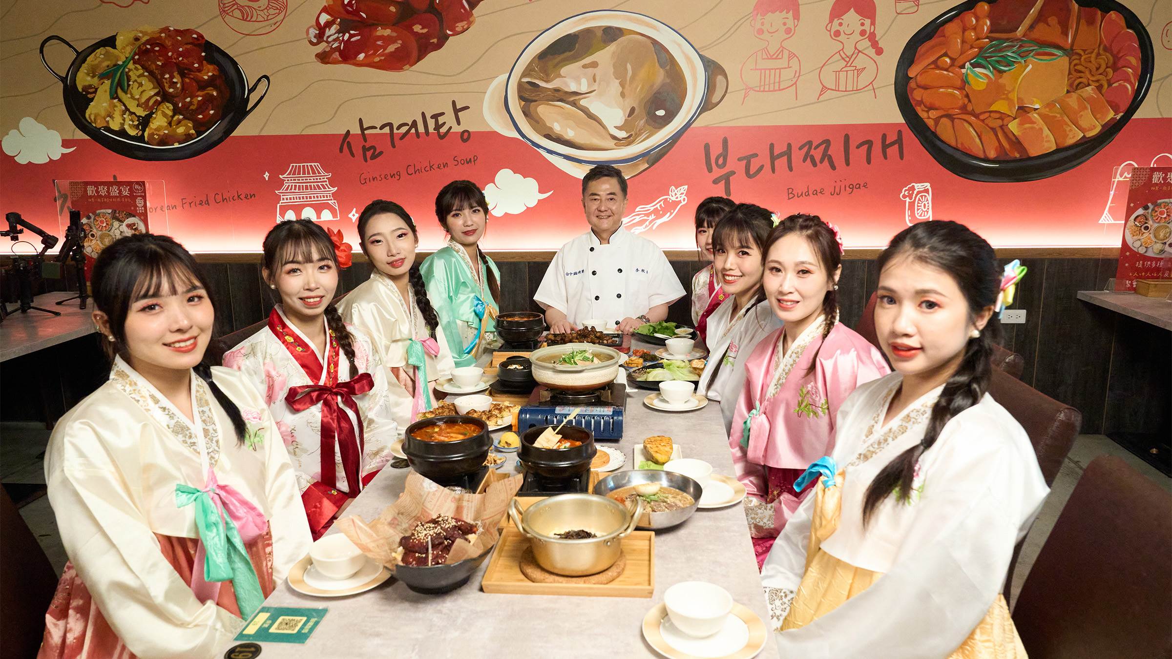 拍攝現場氣氛輕鬆愉快，李殷鎬前代表以一抹紳士微笑及感性分享，傳遞韓式家常味。（圖／台中市政府經濟發展局提供）