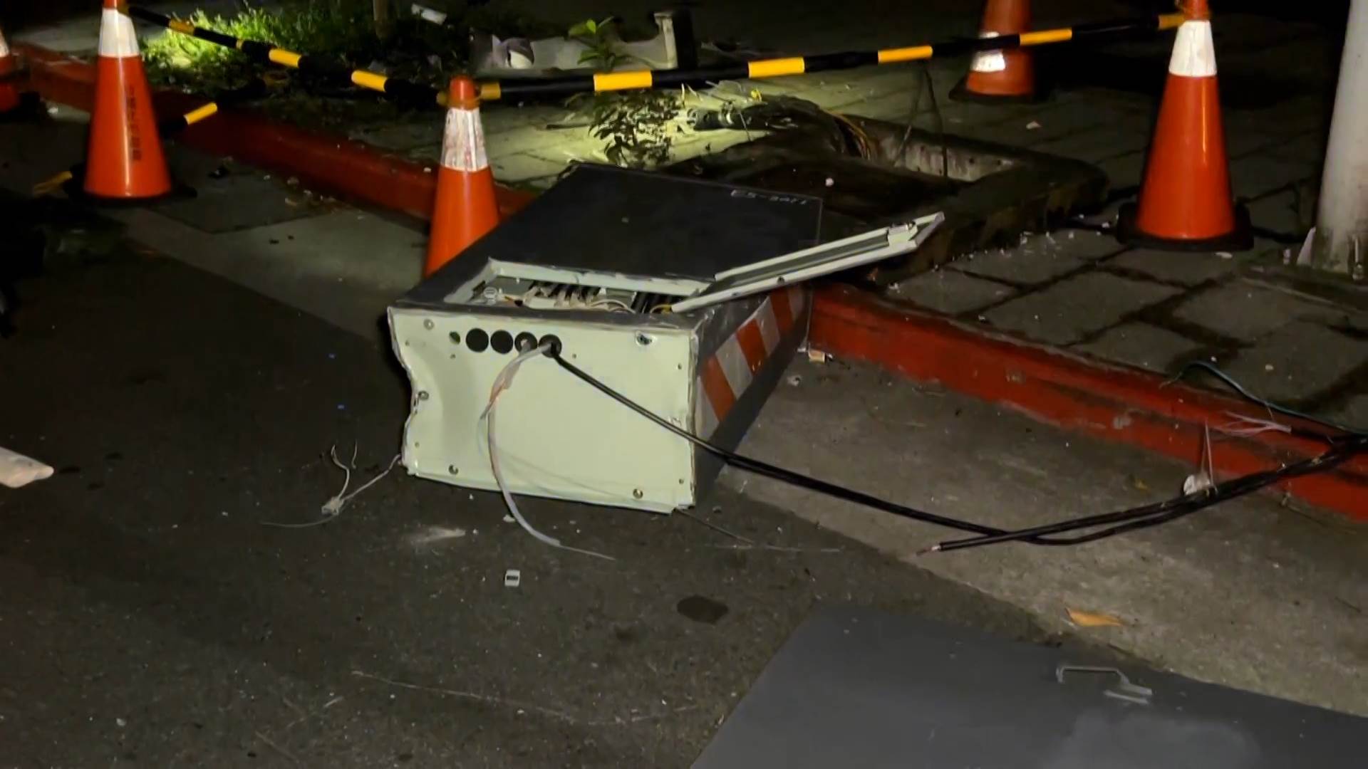 剛睡醒!恍神自撞變電箱翻車2傷 路燈瞬間熄滅8