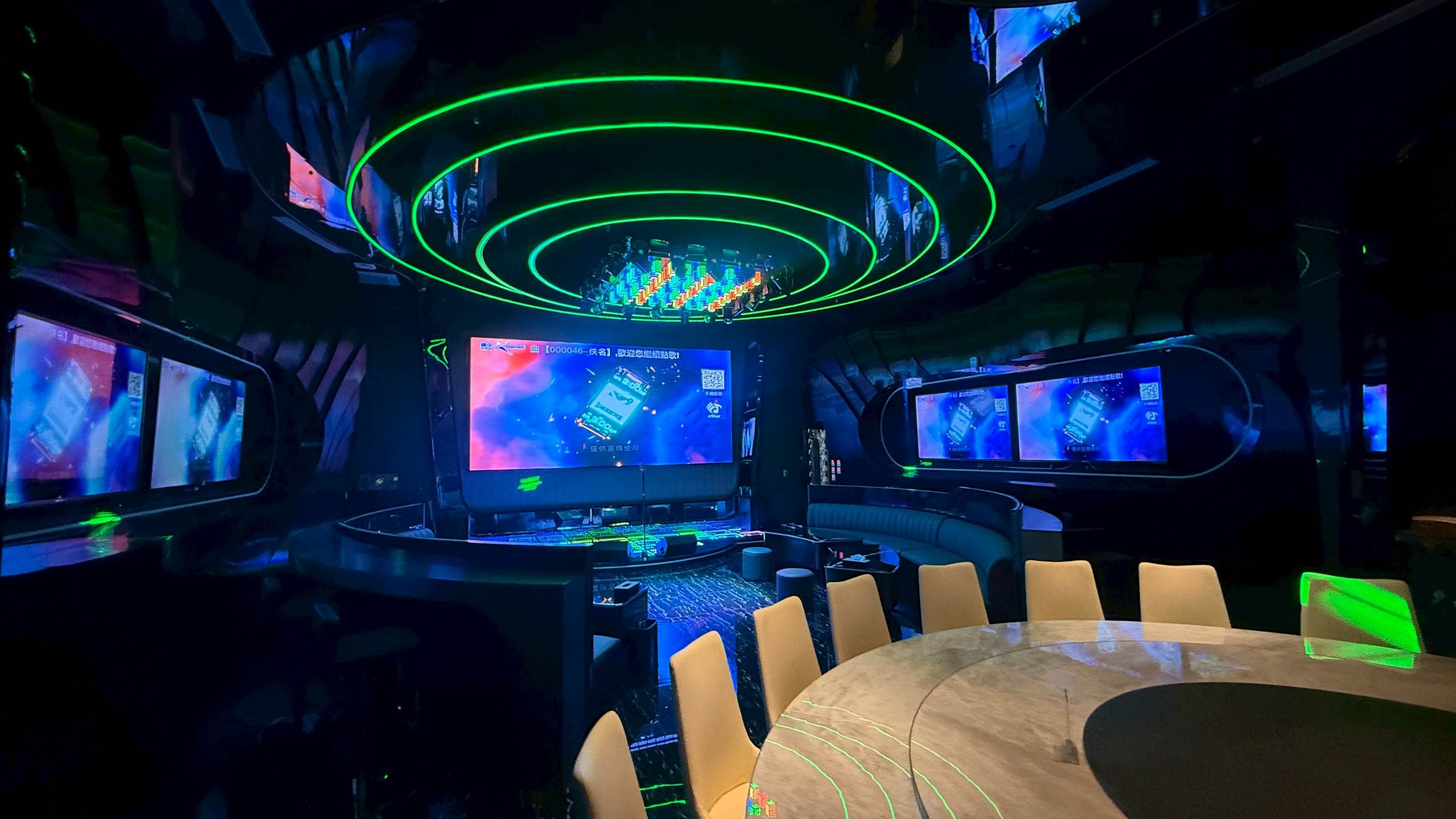 VVIP尊爵宴會廳包廂重金建置P2.0高解析度LED顯示牆，更具臨場感。（圖／賓士KTV台鋁店提供）