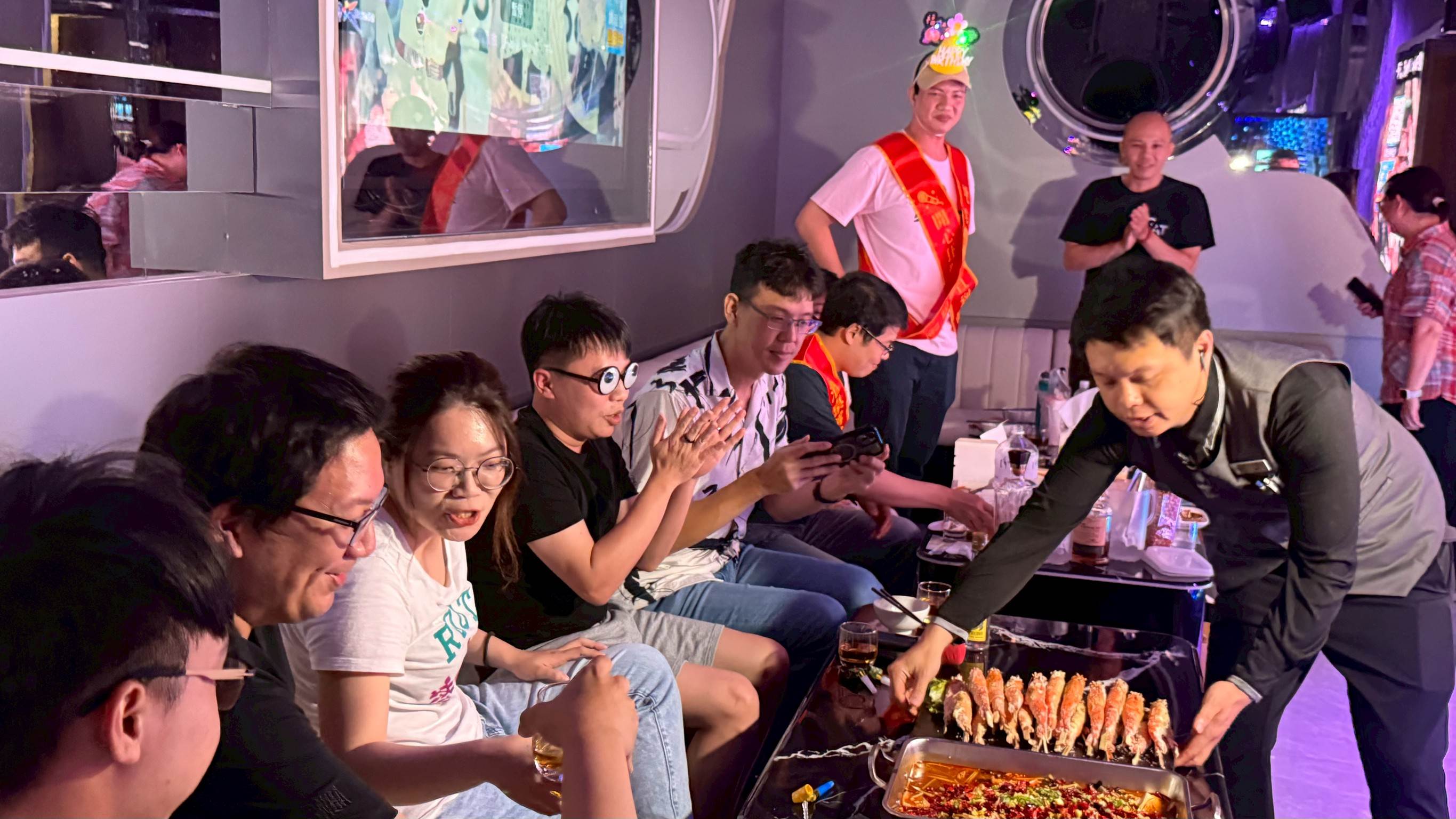 賓士KTV台鋁店主打星級主廚料理，推出霸王等級泰國蝦創意料理等，享受如米其林餐廳等級口感。（圖／賓士KTV台鋁店提供）