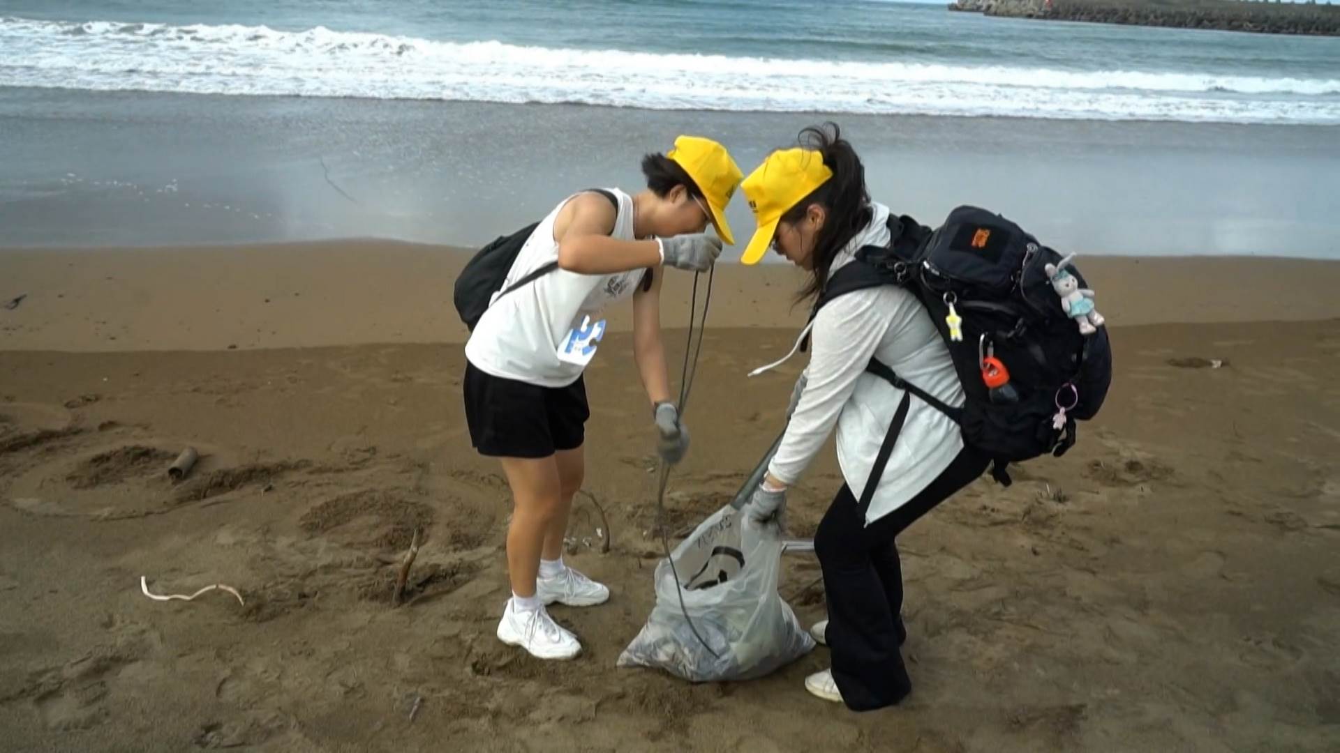 大專院校學生們前往金青海灘淨灘，凝聚守護海洋環境的意識，以實際行動落實永續理念。（圖／東森新聞）