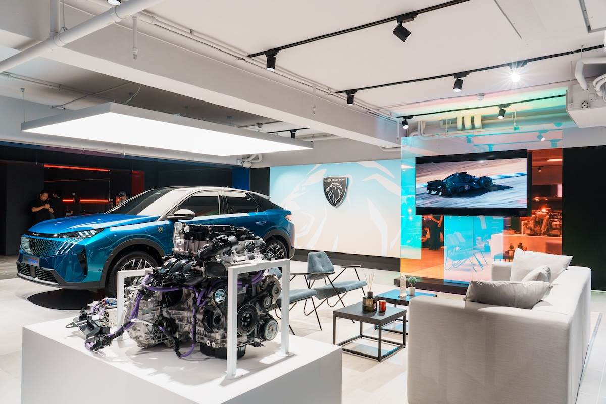 全新板橋展示中心暨授權服務廠依據STELLANTIS集團全球品牌標準打造,佔地約1,000坪,提供集團內多品牌新車展售與服務功能。(圖/林昱丞攝影)