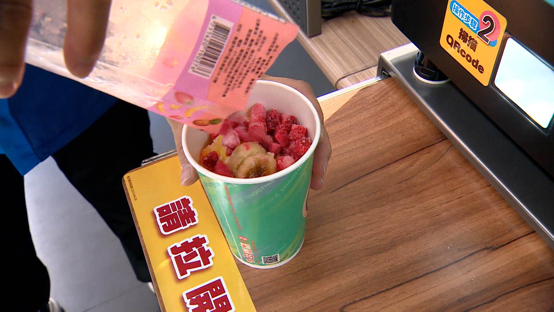 萊爾富導入差異化服務，吸引愛嚐鮮的年輕消費者。（圖／東森新聞）