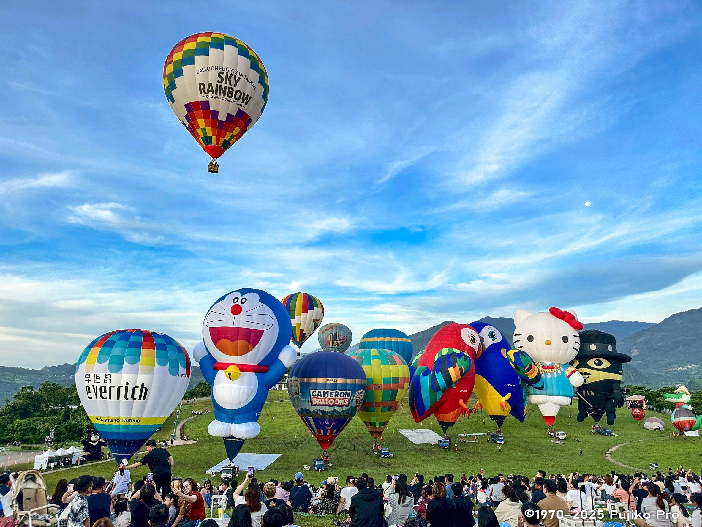 熱氣球光雕音樂會還有6場次，陸續在鹿野高台、市區國際地標及池上大坡池登場。（圖／臺東縣政府提供）
