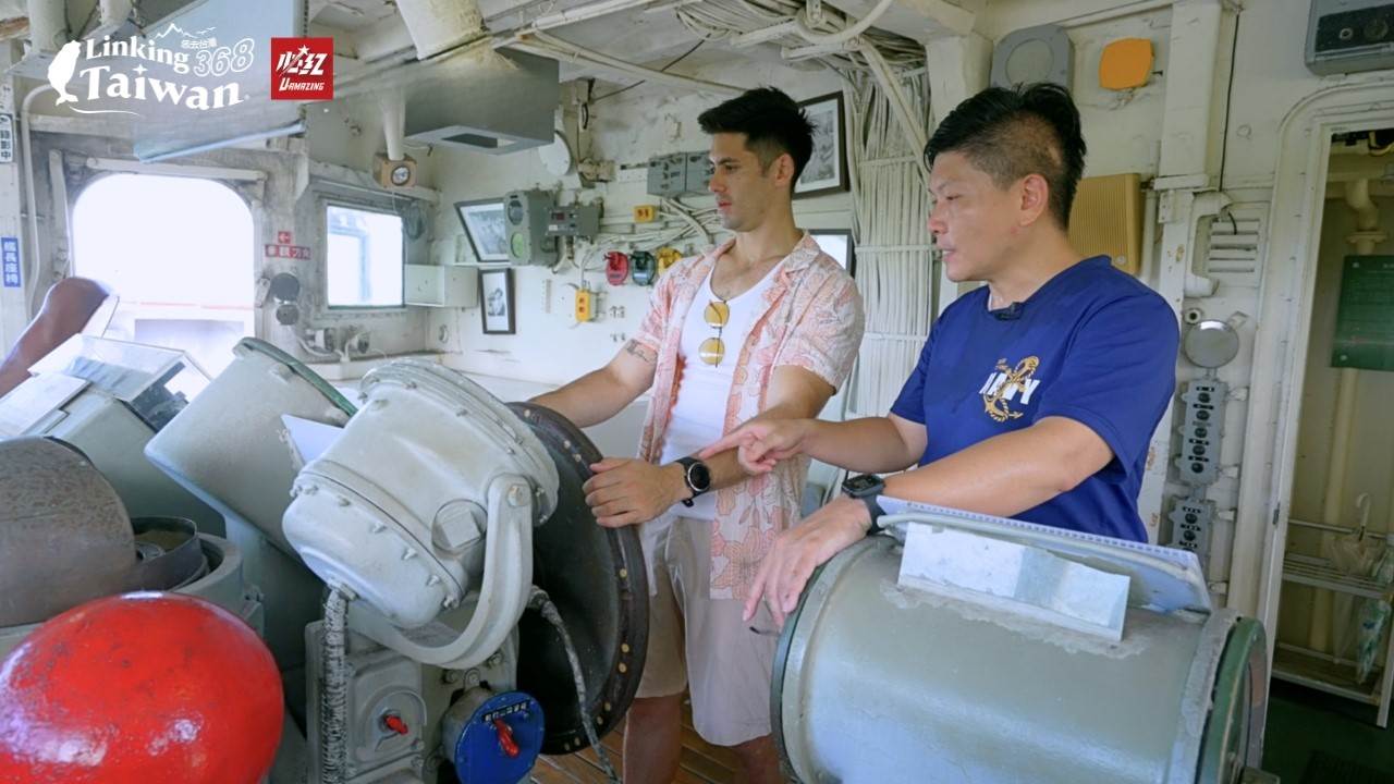 從艦橋、艦長室到舵房等，每一個空間，都保留著真實的軍艦配置，也讓人得以一窺當年海軍的生活樣貌。（圖／《Linking 368 Taiwan恁去台灣》）