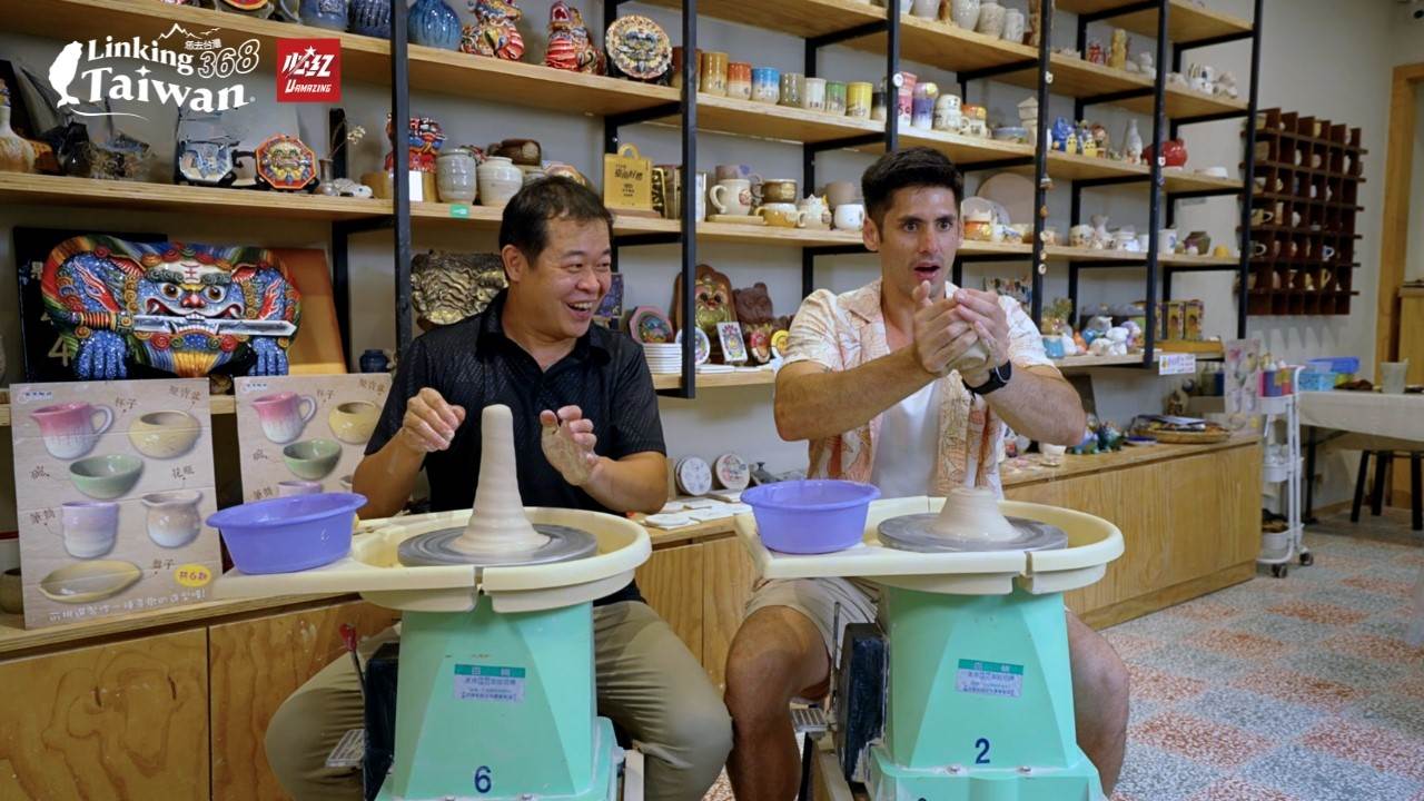 看著宋老師隨心所欲地捏著他的陶土，肯納怎麼都摸不清老師到底怎麼做到的！（圖／《Linking 368 Taiwan恁去台灣》）