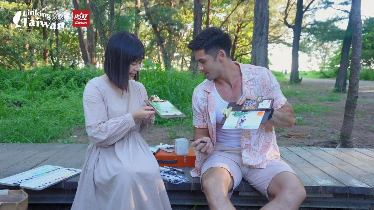 肯納在漁光島與良一同寫生，並請她畫出與媽媽的似顏繪，想把這份思念寄回遠在南非的家人。（圖／《Linking 368 Taiwan恁去台灣》）